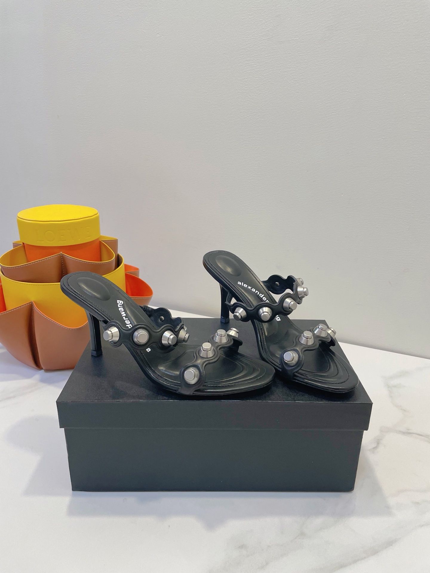 NO:225121,AlexanderWang is in love again. The latest hot products are very popular. The cabinet sister highly recommends it. Heavy full leather Italian leather soles. Very easy to match. Original standard packaging and matching size 35-40, high heels, sandals, alexander wang, sandals, high heels, Leather soles19860909AlexanderWang 亚力山大王 又上上心了 最新火爆款非常火爆 柜姐力荐 重全皮 意大利真皮大底 非常好搭配 原版标准包装配套 size 35-40,高跟鞋凉鞋,alexander wang,sandals,high heels,Leather soles,Women's Shoes