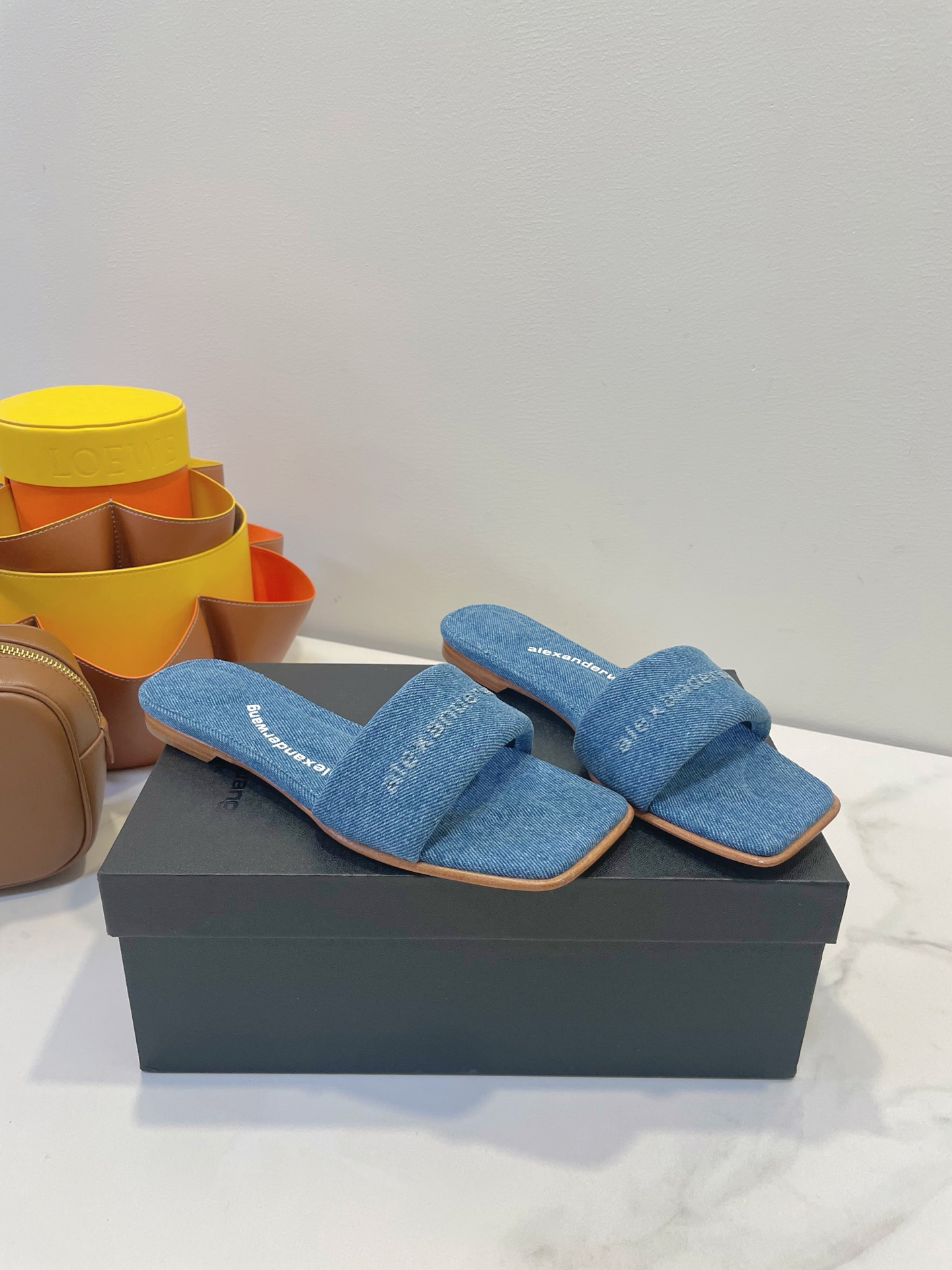 NO:225097,AlexanderWang AlexanderWang is in love again. The latest hot products are very popular. The cabinet sister highly recommends all-leather & denim jeans Italian leather outsole. Very easy to match. Original standard packaging matching size 35-40, slippers, alexander wang, slippers, Leather soles19860909AlexanderWang 亚力山大王 又上上心了 最新火爆款非常火爆 柜姐力荐 重全皮&丹宁牛仔 意大利真皮大底 非常好搭配 原版标准包装配套 size 35-40,拖鞋,alexander wang,slippers,Leather soles,Women's Shoes