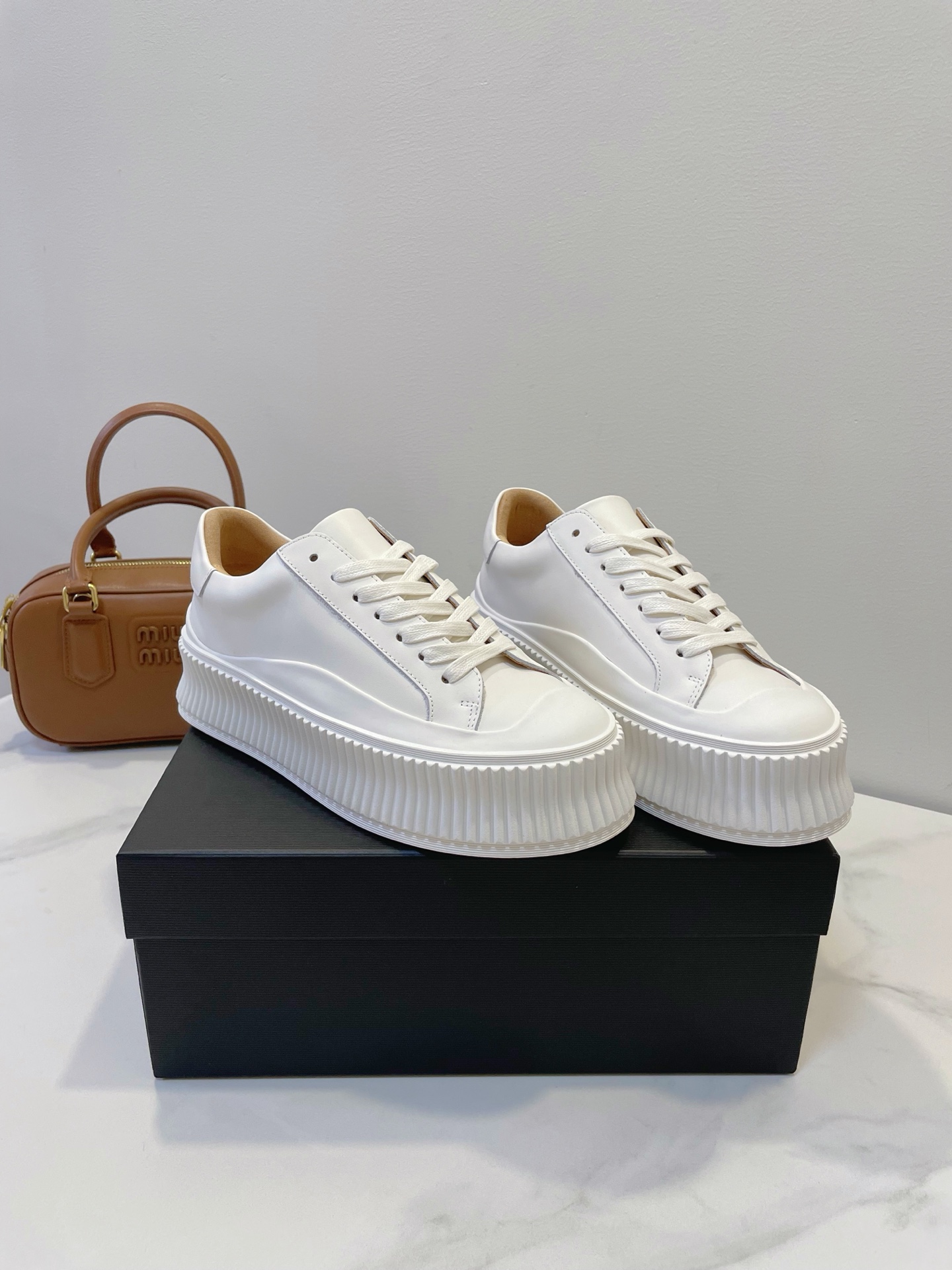 NO:382827,JIL SANDER Gilsenda's minimalist style is often the most popular and popular. The simple tone is increasingly in line with the aesthetics of the public. This JS biscuit shoes is one of the main styles of the four seasons, with a cabinet price of about 3k. However, now the full size is basically out of stock. It is a particularly popular style!  It is mainly because of its uniqueness, which is different from the same style. Secondly, the blessing of grained tread calfskin allows it to have excellent texture and good wear comfort. It can be matched in all seasons ♀ Size 35 36 37 38 39 40, casual shoes/sports shoes, jil sander, sneakers, cowhide19860909JIL SANDER 吉尔森达 极简的风格 往往最深入人心 颇受欢迎. 简约的调性越来越符合大众审美的美状 这款Js饼干鞋 四季的主打款式之一,柜价大概3k左右 不过现在基本全码处于断货状态 特别抢手的款式！主要还是因为它的特立独行,区别于千篇一律的款式 其次粒面胎纹小牛皮的加持 让它能够有较为出色的质感表现和良好的穿着舒适性,四季可搭 ♀ 尺码35 36 37 38 39 40,休闲鞋/运动鞋,jil sander,sneakers,cowhide,Women's Shoes