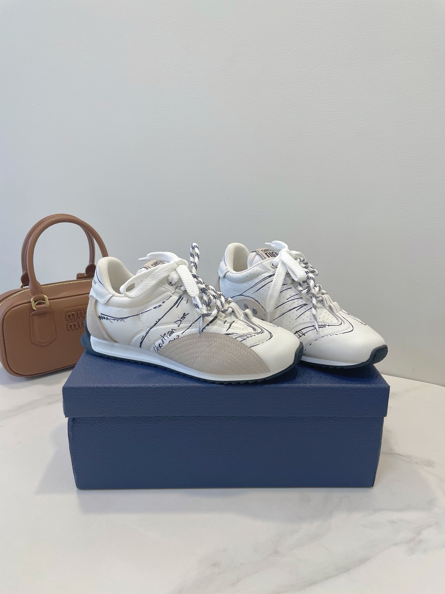 NO:262375,Dior | Simple and high-end early spring outfit graffiti training shoes, casual sports shoes that keep up with the trend are cool and full of futuristic feeling!  Re-interpreting Dior's cool fashion concept!  Shoe shape, texture, texture, original board replica, super light and comfortable. Size size 35-40 Original box packaging accessories, casual shoes/sports shoes, dior, dior, sneakers19860909Dior 迪奥 | 简约高级早春穿搭涂鸦德训鞋,跟上潮流的休闲运动鞋 酷毙了,未来感十足！再次演绎了迪奥酷时尚的理念！ 鞋型,质感,纹理,原板复刻,超级轻盈,舒适感很 尺码 size 35-40 原盒包装配件,休闲鞋/运动鞋,dior,dior,sneakers,Women's Shoes