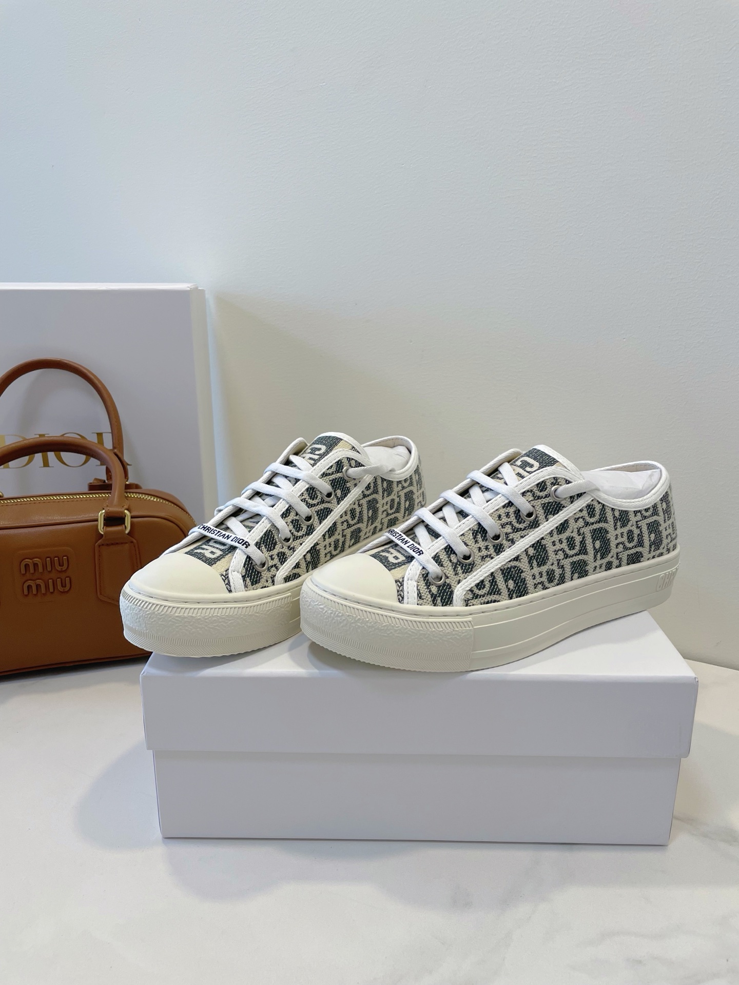 NO:262368,Upgrade the top high-end version, with one-to-one counters, and the details and lines are perfect!  Dior 2025’ss sneakers Dior Italian classic crafts are fully launched Internet celebrities comparable to canvas shoes Original empty rubber environmental protection method, smooth and natural edges of the sole, uniform and delicate line of the sole, bagging technology, cowhide steel stamp under the footbed made in italy footbed integrated injection molding, rubber-free fitting, original original mold rubber sole, customized carving material of fabric top-grade sheepskin footbed silk cowhide, size 35-40, counter original box packaging, casual shoes/sports shoes semi-trail, dior, dior, sneakers, cowhide, sheepskin19860909升级顶级高端版本,专柜一比一,细节线条做到极致！ Dior 2025’ss sneakers 迪奥 意大利经典工艺全面上线网红媲美帆布鞋 原版空胶环保做法,鞋底边沿流畅自然,鞋底车线均匀,细致,套包工艺,垫脚下方垫牛皮钢印产地 made in italy 垫脚为一体注塑,无胶贴合 大底原版原模橡胶鞋底 面料订制雕花材质 内里顶级羊皮 垫脚丝绸牛皮 码数35-40 专柜原盒包装,休闲鞋/运动鞋半拖,dior,dior,sneakers,cowhide,sheepskin,Women's Shoes