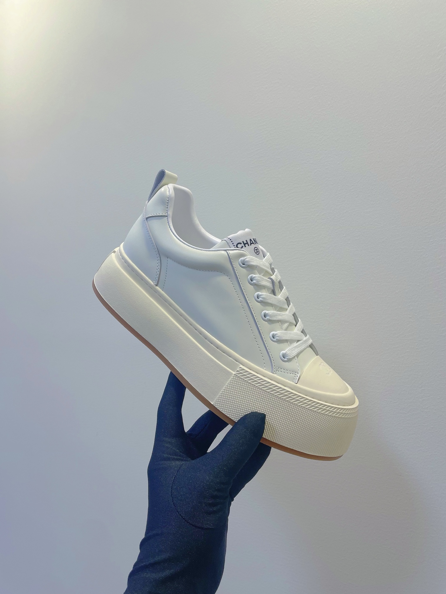 NO:382843,Chane* Chanai* every move is noble and has a great texture!  A must-have style for the little fairies!  It is very comfortable to increase height, the feet are very delicate, the legs are thin, the black and white color matching of panda is very versatile, the upper is spliced ​​with various materials Size 35-40 Original box packaging accessories, casual shoes/sports shoes, chanel, chanel, sneakers19860909Chane*香奈* 举手投足间都带着贵气,质感超棒！ 小仙女们必入款式！ 增高又非常舒服,上脚很秀气,增高显腿细,熊猫黑白配色很百搭,鞋面采用多种材质拼接 Size 35-40 原盒包装配件,休闲鞋/运动鞋,chanel,chanel,sneakers,Women's Shoes