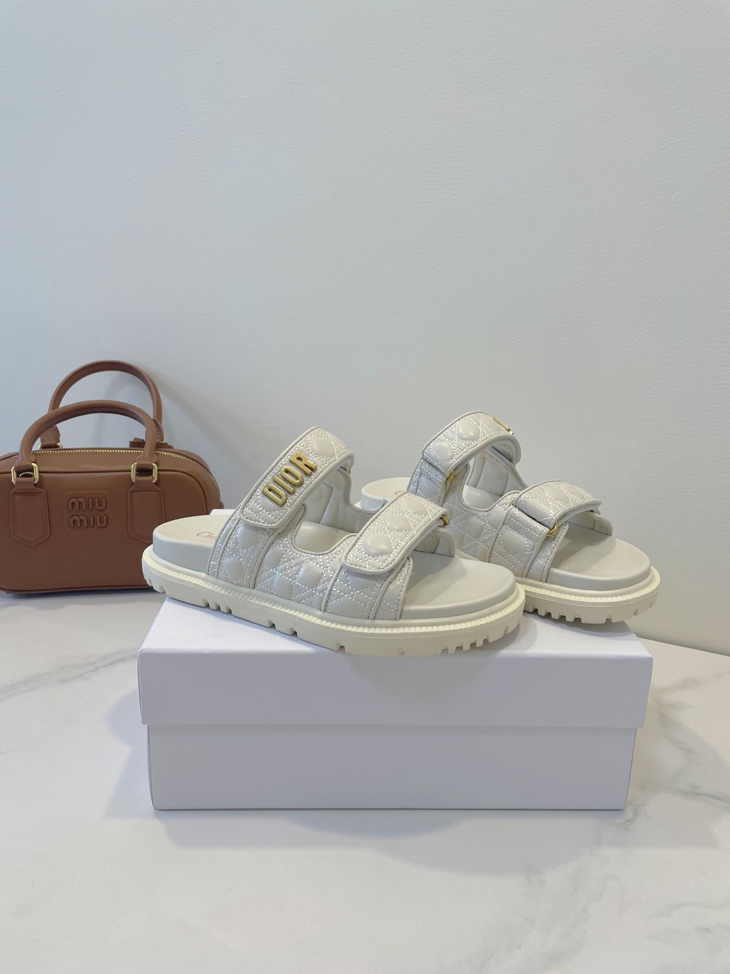 NO:388165,Dior 25ss beach shoes classic Paris embroidered upper versatile colors 3cm heightened sole popular all summer Size 35-40 original box equipped with packaging, semi-torque, dior, dior19860909Dior 迪奥25ss 沙滩鞋 经典巴黎刺绣鞋面 颜色百搭 3cm增高鞋底 火爆整个夏季 Size 35-40原盒配备包装,半拖,dior,dior,Women's Shoes