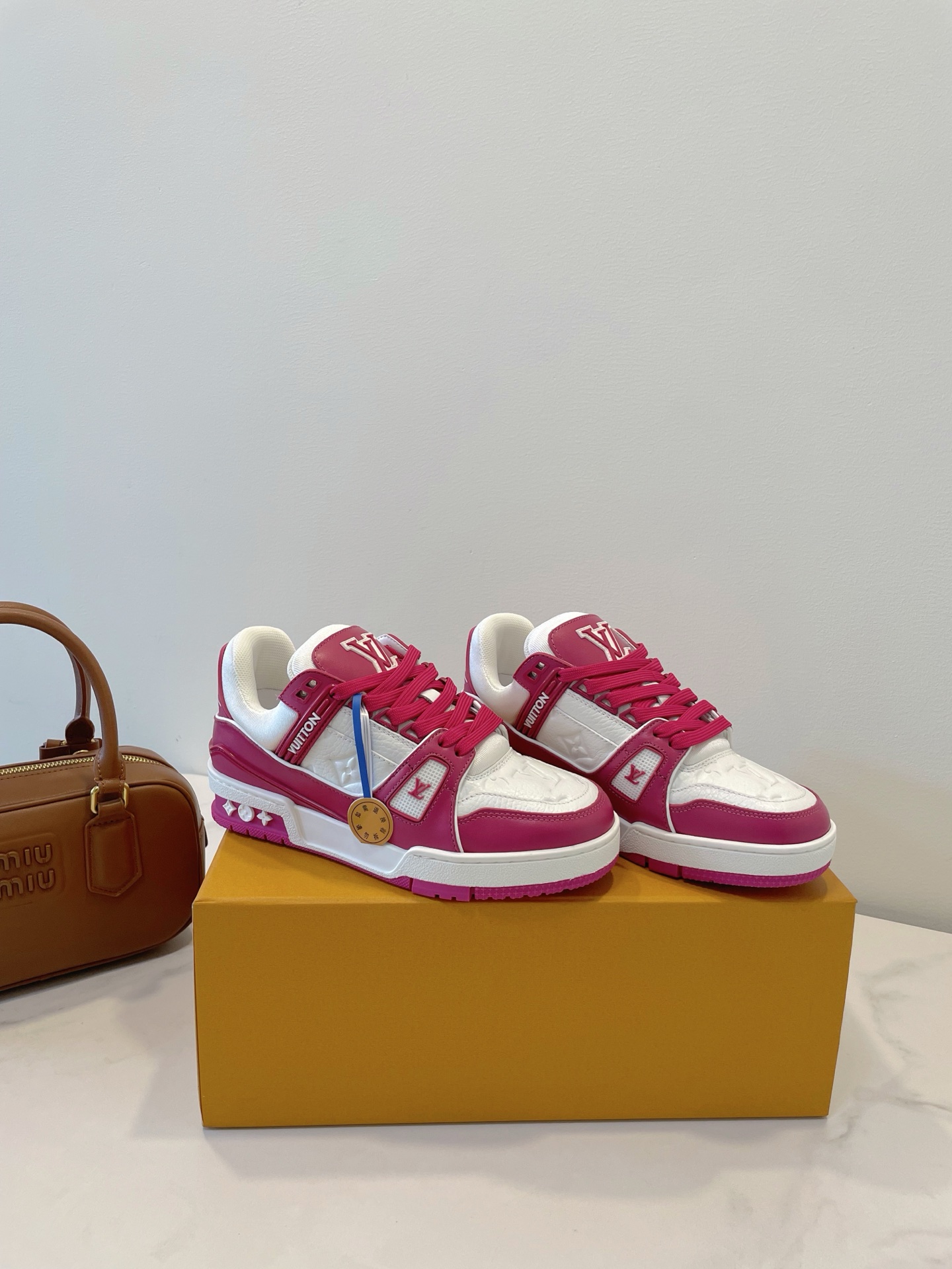 NO:382874,LV Trainer Sneaker As always, it gives you a sense of security. The real thing looks better and more exquisite than the pictures!  Dream shoes beat ~99 Dopamine is versatile, candy color is really sweet... full of vitality, luxury quality, temperament attributes, exclusive fashion sense for the people, easy to grasp. It uses imported lychee pattern upper material, TPU gloss combination sole, bend-resistant drip-resistant support piece, insole embedded in super soft foot-sensing latex material, men and women size size 35-45 Original box packaging accessories, casual shoes/sports shoes, louis vuitton, sneakers19860909LV Trainer Sneaker 一如继往的给足安全感,实物比图片更好看更精致！梦中情鞋击败～99 多巴胺百搭,糖果色系真的好甜……元气度满满的 奢华品质,气质属性叠加,亲民的专属时尚感,轻松拿捏 采用进口荔枝纹鞋面材质,TPU光泽组合鞋底,耐弯折滴塑支持片,鞋垫嵌入超柔软脚感乳胶材质 男女尺码size 35-45 原盒包装配件,休闲鞋/运动鞋,louis vuitton,sneakers,Women's Shoes