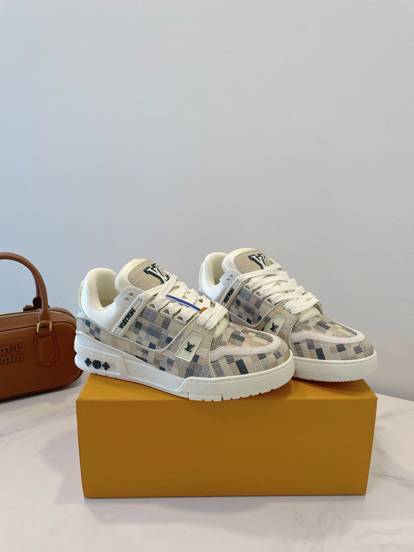 NO:382878,LV Trainer Sneaker As always, it gives you a sense of security. The real thing looks better and more exquisite than the pictures!  Dream shoes beat ~99 Dopamine is versatile, candy color is really sweet... full of vitality, luxury quality, temperament attributes are superimposed, and the people-friendly exclusive fashion sense. It uses imported cowhide + denim fabric material, TPU gloss combination sole, bend-resistant drip-resistant support piece, insole embedded in super soft foot-sensing latex material, men and women size 35-45 Original box packaging accessories, casual shoes/sports shoes, louis vuitton, sneakers, cowhide19860909LV Trainer Sneaker 一如继往的给足安全感,实物比图片更好看更精致！梦中情鞋击败～99 多巴胺百搭,糖果色系真的好甜……元气度满满的 奢华品质,气质属性叠加,亲民的专属时尚感 采用进口牛皮+牛仔布艺材质,TPU光泽组合鞋底,耐弯折滴塑支持片,鞋垫嵌入超柔软脚感乳胶材质 男女尺码 size 35-45 原盒包装配件,休闲鞋/运动鞋,louis vuitton,sneakers,cowhide,Women's Shoes