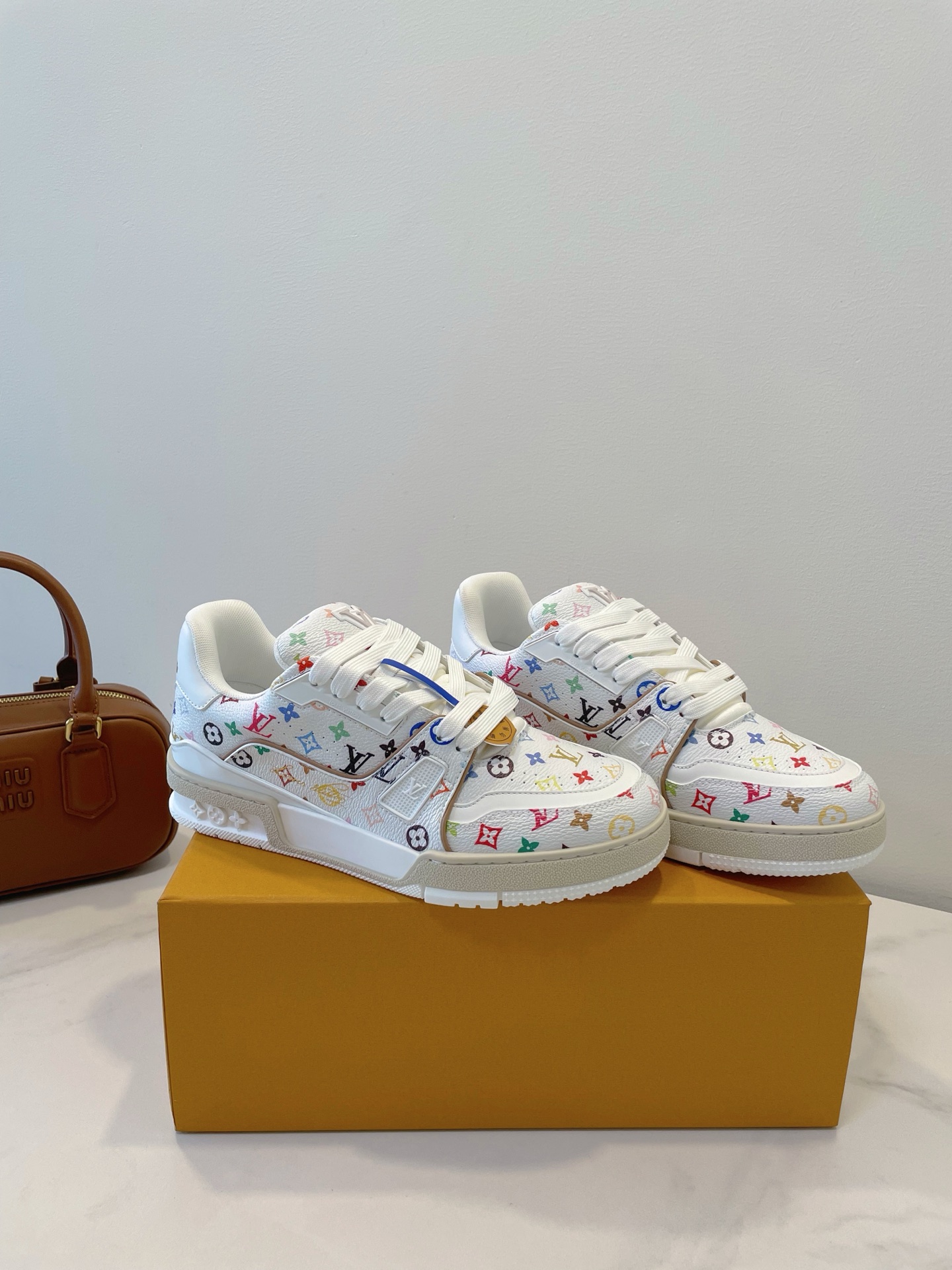 NO:382882,LV Trainer Sneaker As always, it gives you a sense of security. The real thing looks better and more exquisite than the pictures!  Dream shoes beat ~99 Dopamine is versatile, candy color is really sweet... full of vitality, luxury quality, temperament attributes, exclusive fashion sense for the people, easy to grasp. It uses big lychee pattern upper material, TPU gloss combination sole, bend-resistant drip-resistant support piece, insole embedded in super soft foot-sensing latex material, men and women size size 35-45 Original box packaging accessories, casual shoes/sports shoes, louis vuitton, sneakers19860909LV Trainer Sneaker 一如继往的给足安全感,实物比图片更好看更精致！梦中情鞋击败～99 多巴胺百搭,糖果色系真的好甜……元气度满满的 奢华品质,气质属性叠加,亲民的专属时尚感,轻松拿捏 采用大荔枝纹鞋面材质,TPU光泽组合鞋底,耐弯折滴塑支持片,鞋垫嵌入超柔软脚感乳胶材质 男女尺码size 35-45 原盒包装配件,休闲鞋/运动鞋,louis vuitton,sneakers,Women's Shoes