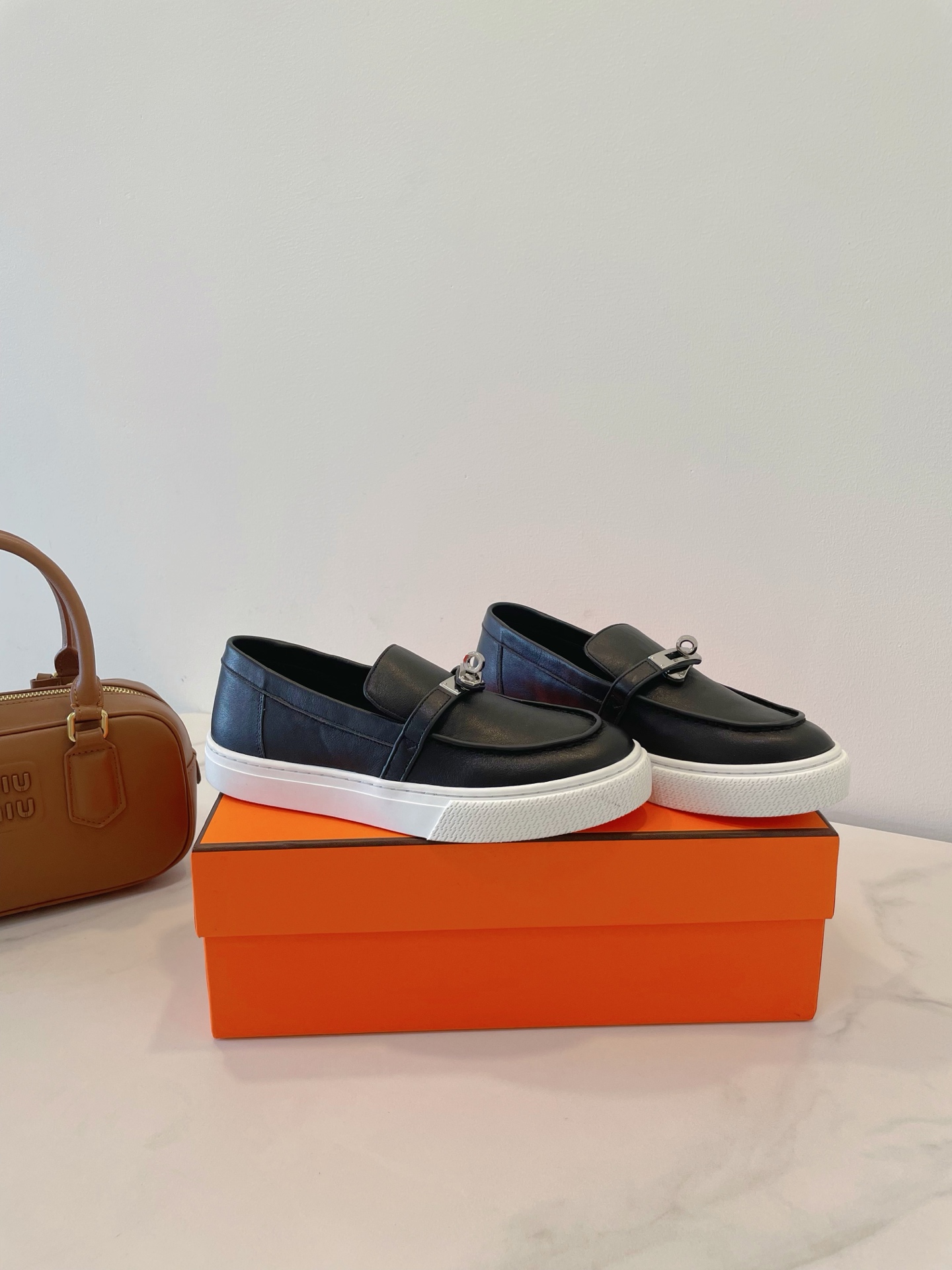 NO:382815,Couple model Herme* Paris Lazy and casual in, open and beautiful, simple and stylish, high-end and comfortable!  Elegant outfits, highly recommended by the cabinet sister!  A variety of top-level high-end materials, carefully selected, always following the original details and craftsmanship style. Mix and match a variety of fabrics, cowhide, sheep skin, inner footbed cowhide Size 35-44 counter consistent accessories packaging!  loafers, hermes, hermes,loafers,cowhide,sheep19860909情侣款 Herme* Paris 爱马仕 慵懒又随意in,大大方方美丽,简单就是风范,高级、舒适！ 高雅穿搭,柜姐强烈推荐！ 多种顶级高端材质,精挑细选,一直遵循原版细节和工艺风格 多种面料混搭,牛皮,羊猄皮,内里垫脚牛皮 Size 35-44 专柜一致配件包装！,乐福鞋,hermes,hermes,loafers,cowhide,sheep,Women's Shoes