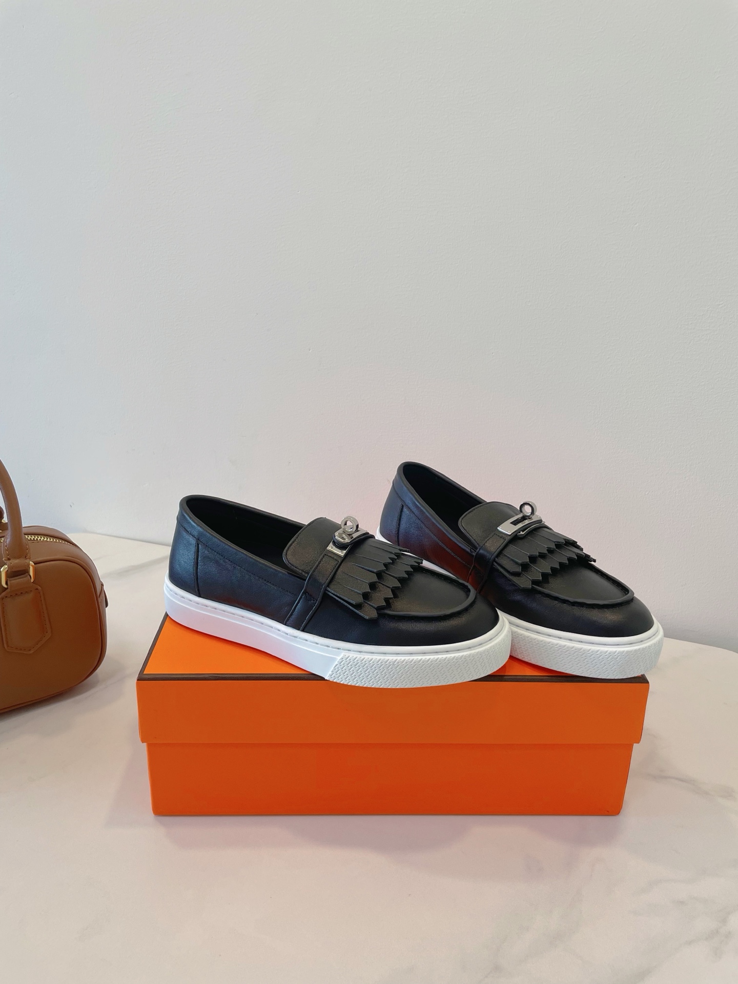 NO:382821,Tassel women's size Herme* Paris Lazy and casual in, open and beautiful, simple is style, high-end and comfortable!  Elegant outfits, highly recommended by the cabinet sister!  A variety of top-level high-end materials, carefully selected, always following the original details and craftsmanship style. Mix and match a variety of fabrics, cowhide, sheep skin, inner footbed cowhide Size 35-40 counter consistent accessories packaging!  loafers, hermes, hermes,loafers,cowhide,sheep19860909流苏女码 Herme* Paris 爱马仕 慵懒又随意in,大大方方美丽,简单就是风范,高级、舒适！ 高雅穿搭,柜姐强烈推荐！ 多种顶级高端材质,精挑细选,一直遵循原版细节和工艺风格 多种面料混搭,牛皮,羊猄皮,内里垫脚牛皮 Size 35-40专柜一致配件包装！,乐福鞋,hermes,hermes,loafers,cowhide,sheep,Women's Shoes