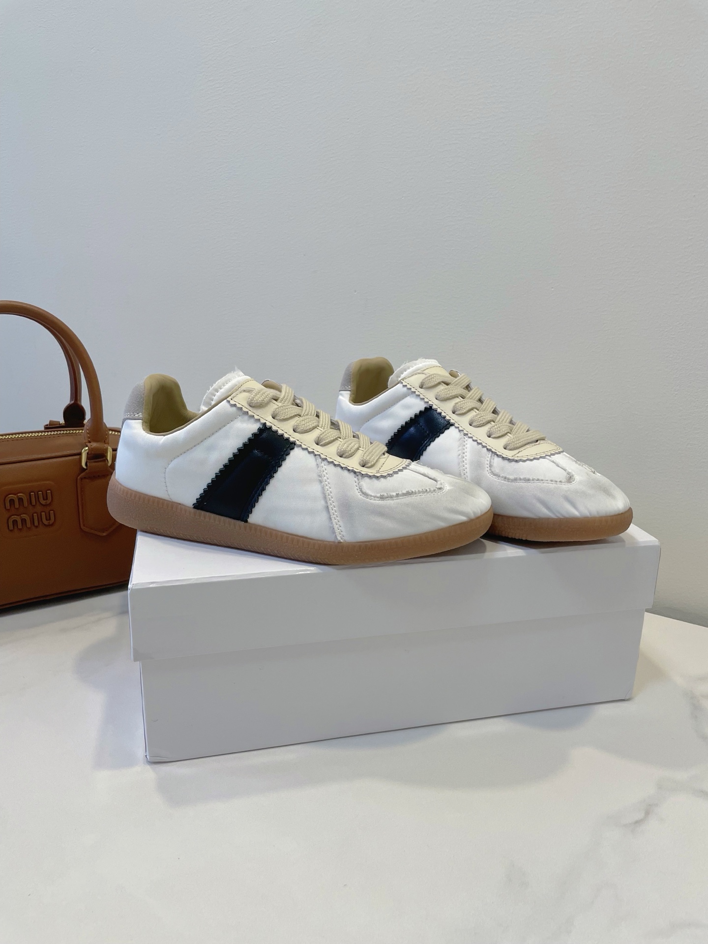 NO:382832,High-end upgraded version Maison Margiel* MM6 full of futuristic sneakers. MM6 has become a fashion darling in the past two years because of its fashionable and comfortable feeling, it has been sought after by fashion experts!  MM6 German training shoes!  The universe is invincible and versatile!  Super hot product!  The upper is spliced ​​with imported cowhide suede!  The inner foot pads are comfortable in the sheepskin!  Rubber non-slip large sole!  Very comfortable to wear!  Size 35～44 (customized by 45.46) Original box packaging accessories Two cloth shoe covers, casual shoes/sports shoes, masion margiela, sneakers, cowhide, sheepskin, chamois leather19860909高端升级版 Maison Margiel* MM6充满未来感运动鞋 MM6这2年成了时尚宠儿 因为它的时髦感加上舒适感 得到了时尚达人的追捧！ MM6德训鞋！宇宙无敌好穿又百搭！超火爆款！鞋面采用进口牛皮麂皮两种材质拼接！内里垫脚舒适羊皮里！橡胶防滑大底！上脚脚感超舒适！ 尺码 size35～44（45.46订制） 原盒包装配件 两个布鞋套,休闲鞋/运动鞋,masion margiela,sneakers,cowhide,sheepskin,chamois leather,Women's Shoes