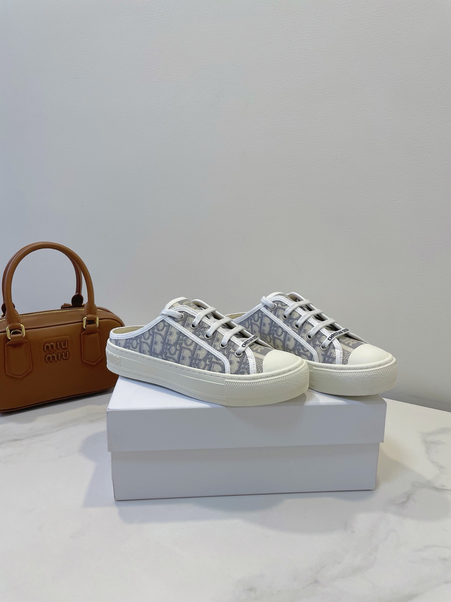 NO:262373,Upgrade the top high-end version, with one-to-one counters, and the details and lines are perfect!  Dior 2025’ss sneakers Dior Italian classic crafts are fully launched Internet celebrities comparable to canvas shoes. Original empty glue environmentally friendly practice, smooth and natural edges of the sole, uniform and delicate, and package technology. The footbed is integrated injection molding, glue-free fitting. The original original mold TPU sole. The fabric imported twill canvas. The inner silk cowhide. The footbed is 35-40. The counter is original box packaging, casual shoes/sports shoes semi-trailing, dior, dior, sneakers, cowhide19860909升级顶级高端版本,专柜一比一,细节线条做到极致！ Dior 2025’ss sneakers 迪奥 意大利经典工艺全面上线网红媲美帆布鞋 原版空胶环保做法,鞋底边沿流畅自然,鞋底车线均匀,细致,套包工艺 垫脚为一体注塑,无胶贴合 大底原版原模TPU鞋底 面料进口斜纹帆布 内里丝绸牛皮 垫脚丝绸牛皮 码数35-40 专柜原盒包装,休闲鞋/运动鞋半拖,dior,dior,sneakers,cowhide,Women's Shoes