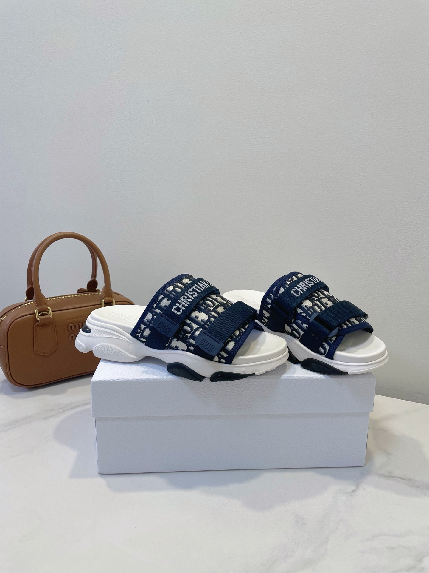 NO:265333,Dior Classic Slippers Italian classic craftsmanship is fully launched online celebrities comparable to slippers, with uniform and meticulous car lines!  Original fabric material, original original model TPU sole size 35-40, slippers, dior, dior, slippers19860909批 Dior 迪奥 经典拖鞋 意大利经典工艺全面上线网红媲美拖鞋,车线均匀,细致！ 原版布艺材质,原版原模TPU鞋底 码数35-40,拖鞋,dior,dior,slippers,Women's Shoes