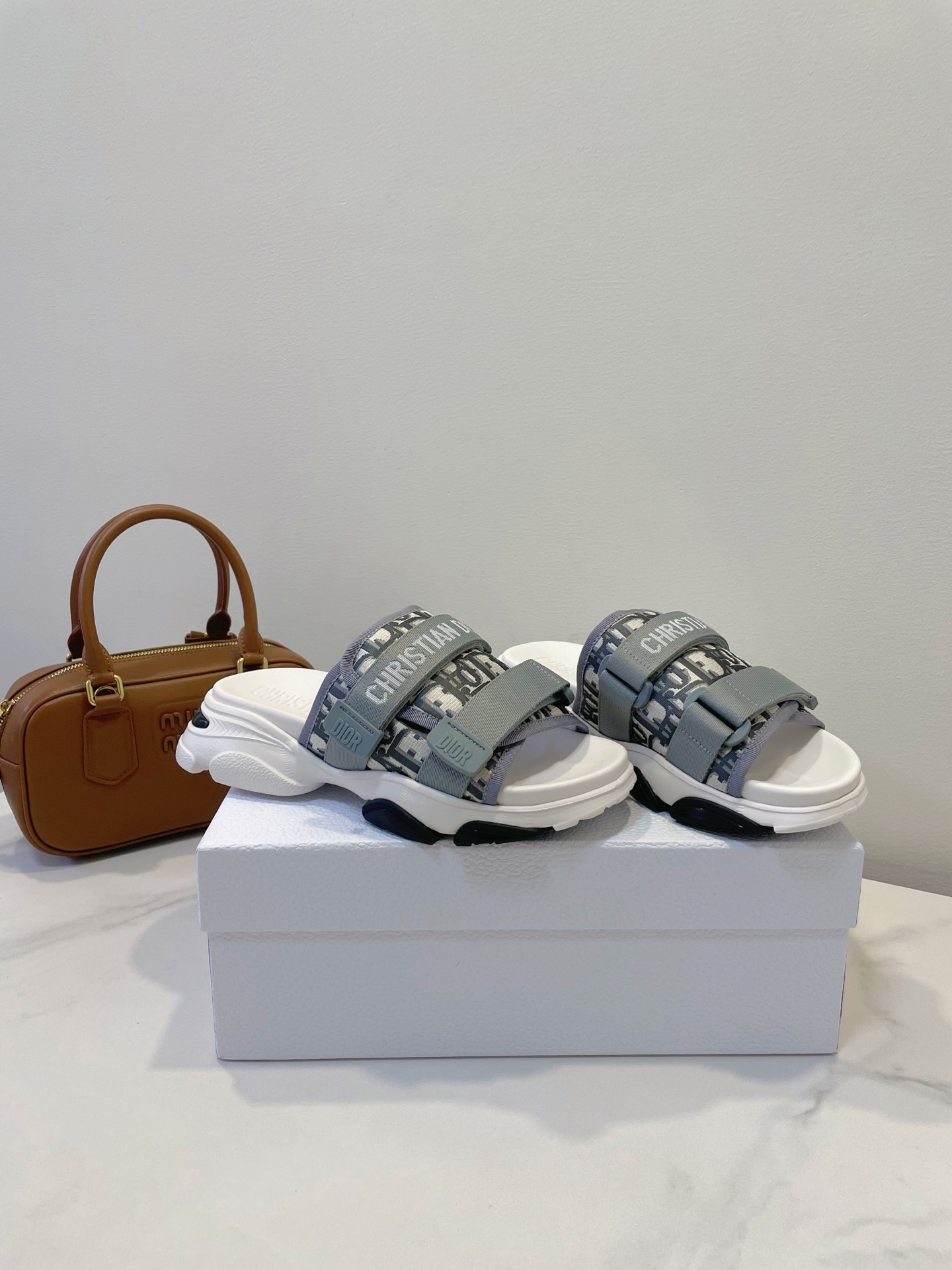 NO:262353,Upgrade the top high-end version, with one-to-one counters, and the details and lines are perfect!  Dior Classic Slippers Italian classic craftsmanship is fully launched online celebrities comparable to slippers, with uniform and meticulous car lines!  Original fabric material, original original mold TPU sole size 35-40 counter original box packaging, slippers, dior, dior, slippers19860909升级顶级高端版本,专柜一比一,细节线条做到极致！ Dior 迪奥 经典拖鞋 意大利经典工艺全面上线网红媲美拖鞋,车线均匀,细致！ 原版布艺材质,原版原模TPU鞋底 码数35-40 专柜原盒包装,拖鞋,dior,dior,slippers,Women's Shoes