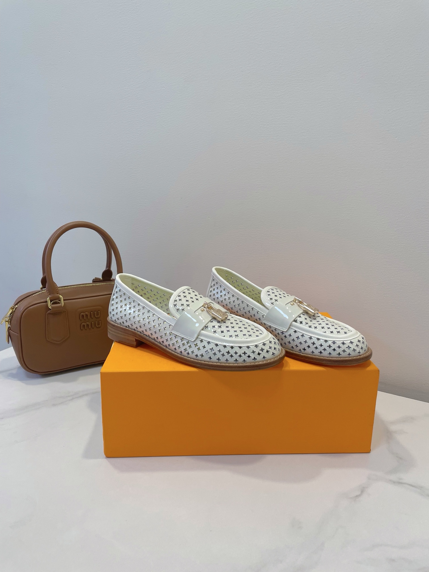 NO:261501,Hollow loafers LV 25s new styles and new patterns, trendy elements. Waterfront is renovated and returns. The craftsmanship is advanced and complex, with classic patterns hollowed out, cowhide inner footbed, and imported genuine leather sole from Italy!  Size: 35-40 standard original box packaging, louis vuitton,loafers,cowhide,Leather soles19860909镂空乐福鞋 LV 25s 新款新图案 潮流元素 本季Waterfront 焕新回归 工艺超前复杂,经典花纹镂空、牛皮内里垫脚,意大利进口真皮大底！ Size: 35-40 标准原盒包装,乐福鞋,louis vuitton,loafers,cowhide,Leather soles,Women's Shoes