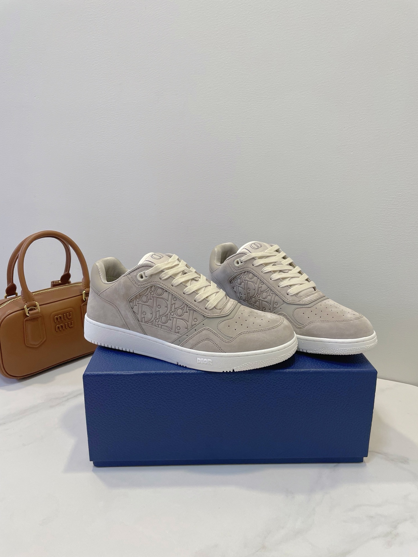 NO:262383,Couple models As always, insist on sharing good products!  Details are in place!  Correct style, correct shoe style, welcome to compare Classic & fashionable & versatile & atmospheric & tall Dior B27 series retro trend Brand logo The overall contrasting color matching is coordinated, the handmade is super complex, each piece is very particular, the embellishment and edge-grabbing effect highlights the style of a big brand!  Correct version of TPU outsole, matte material with grainy texture, custom cowhide suede material, delicate inner imported mesh fabric, exquisite full packaging with a little reflective effect, equipped with shoelaces, logo webbing size 35-45, casual shoes/sports shoes, dior, sneakers, cowhide19860909情侣款 一如既往,坚持好货分享！细节到位！ 正确版型,正确鞋型,欢迎对比 经典＆时尚＆百搭＆大气＆高大尚 Dior B27 系列复古潮流 品牌标志 整体撞色搭配协调,手工超复杂,每一片拼接非常讲究,点缀引边效果突显出大牌风范！ 正确版TPU大底,带有颗粒感的哑光材质,订制牛皮绒面材质,细腻内里进口网纱布料,带有点反光效果精美全套包装,配有鞋带,logo 织带 size 35-45,休闲鞋/运动鞋,dior,sneakers,cowhide,Women's Shoes