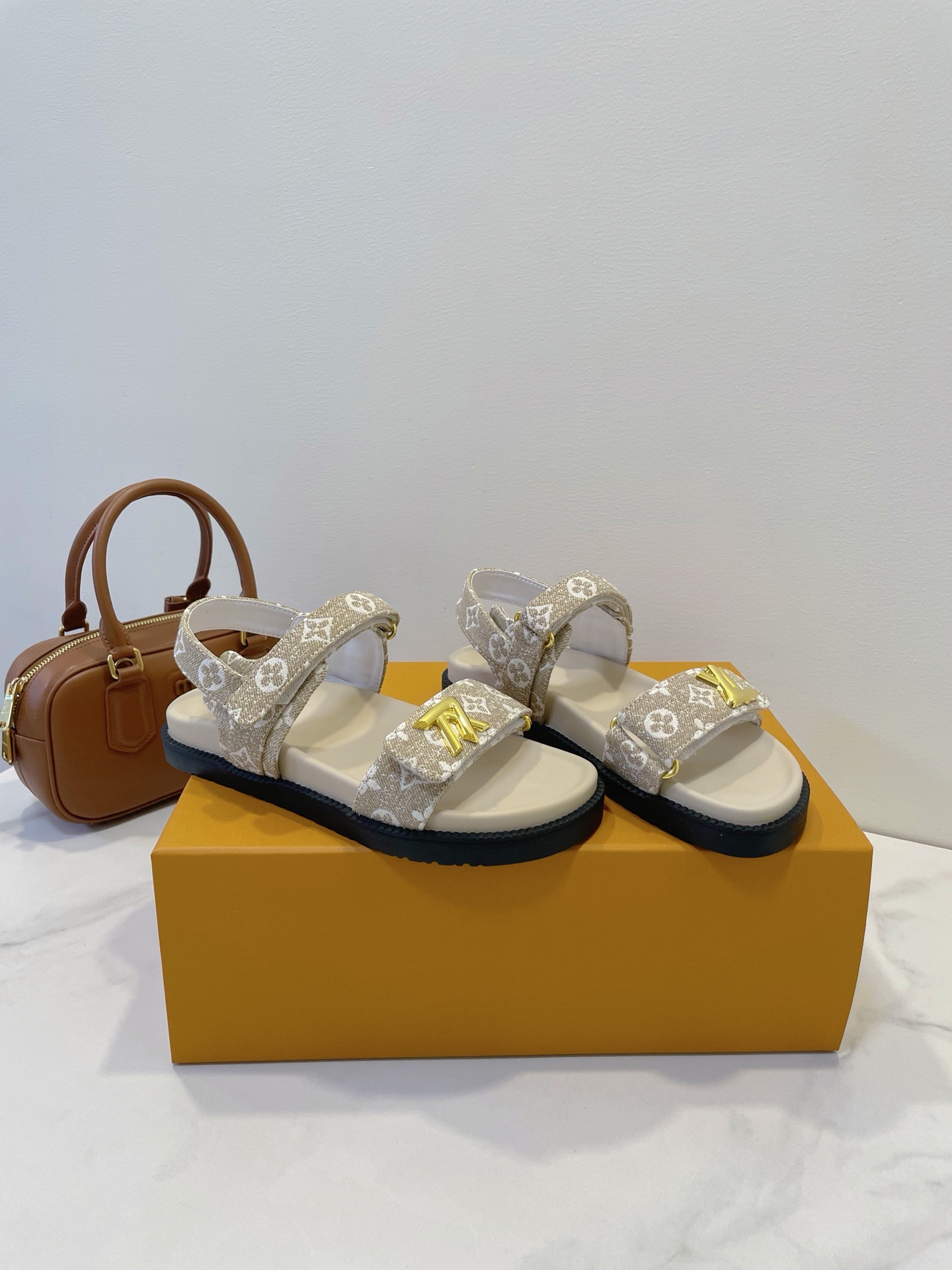 NO:261495,LV Louis Vuitton L Home Donkey Monogram Relief Print Classic Slippers This season Waterfront Renewal Return Size: 35-40 Standard Original Box Packaging, Slippers, Louis vuitton, louis vuitton, louis vuitton, louis vuitton, louis vuitton, louis vuitton, sandals, slippers19860909LV 路易威登L家 驴牌monogram 浮雕印花经典拖鞋 本季Waterfront 焕新回归 Size: 35-40 标准原盒包装,拖鞋凉鞋,louis vuitton,louis vuitton,louis vuitton,louis vuitton,sandals,slippers,Women's Shoes