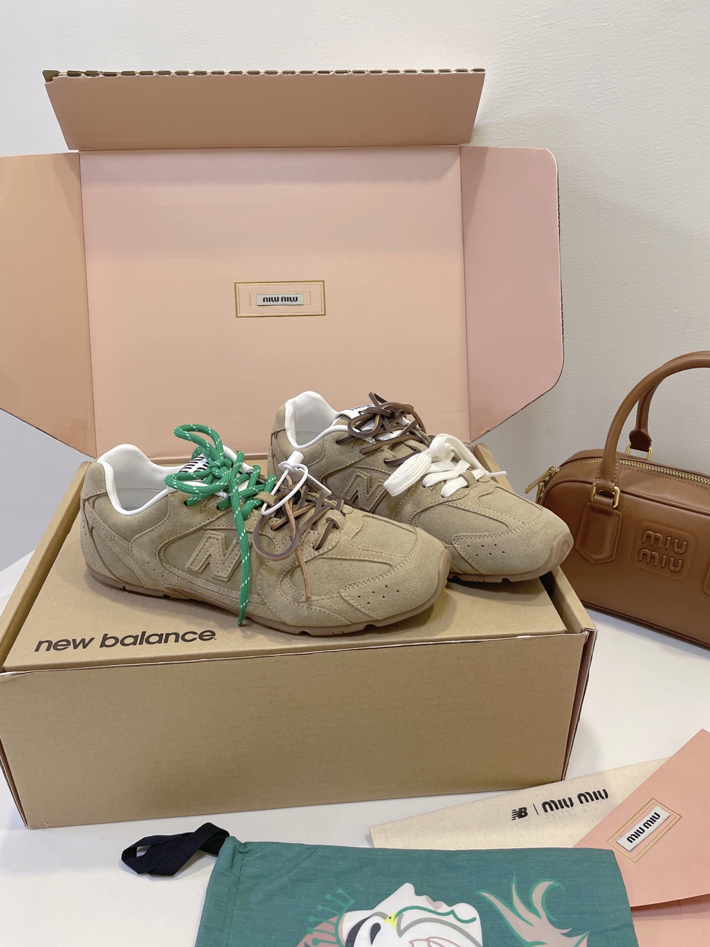 NO:382829,Horse leather/soft patent leather, slim leather/mesh has been upgraded again, shoe shape and lines have been comprehensively improved, details and quality have been optimized again, material is customized, high-quality packaging details and accessories are customized according to the latest ZP. Miumiu co-branded model is fashionable online!  The college style and neutral style elements balance the sweetness of hot girls and please more elegance and thinking. It is an intellectual and intelligent urban girl growing up in her body, and she began to have her own opinions and thinking!  The joint brand between New balance and miumiu has attracted countless shoe fans. It looks good no matter how you match it, and it is also in line with the current popular Maillard color style!  Original lines replica, leather material comparison and customization, real material feeling, size 35-45 original packaging accessories!  , casual shoes/sports shoes, miumiu, sneakers19860909马皮/软漆皮,猄皮/网纱 再次升级,鞋型、线条全面改良,细节品质再次优化,材质对版订制 精品包装细节配件遵照最新ZP订制 miumiu联名款太太太时尚在线了！学院风和中性风元素,平衡了辣妹的甜腻和讨好了更多的雅致和思考是带有知性和智性在身上成长型都市女孩,开始有了自已的主见和思考！ New balance与miumiu联名更是吸引了无数鞋迷,怎么搭配都好看,也符合当前比较流行的美拉德色系穿搭风格哦！ 原版线条复刻,皮质材质比对订制,实物质感 男女尺码 size 35-45 原版包装配套配件！,休闲鞋/运动鞋,miumiu,sneakers,Women's Shoes