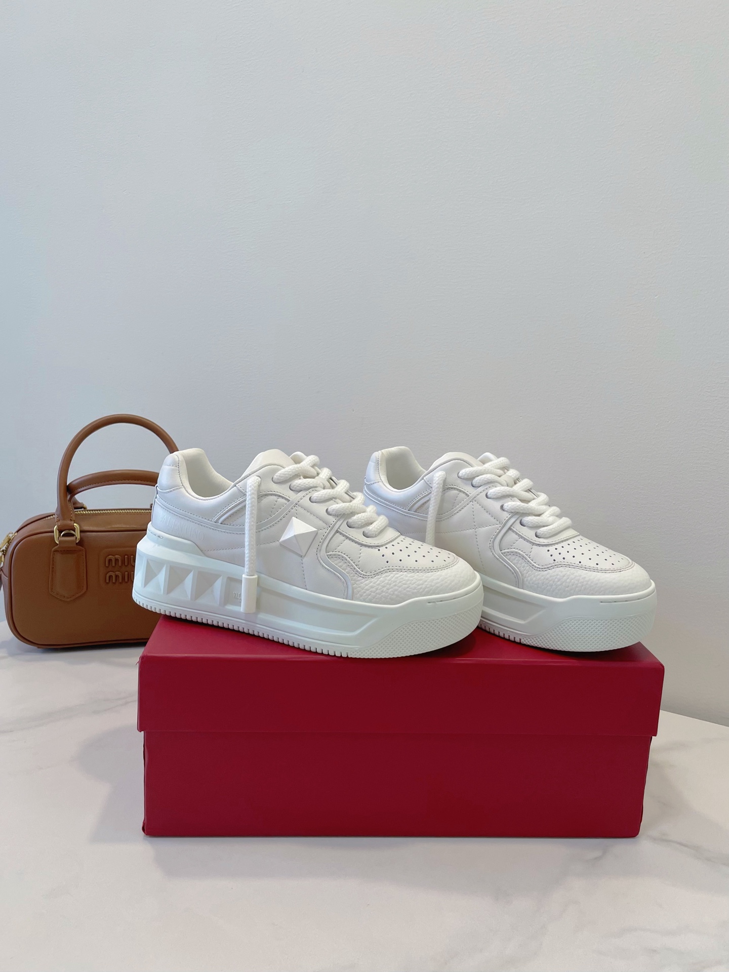 NO:382835,High-end production~ Valentino 2025 has been upgraded to 25s again, with new shoe shapes, details and version materials!  The upper is made of a variety of materials, with reverse velvet cowhide, original nylon mesh, lychee pattern cowhide, genuine leather details, full oil edge craftsmanship, inner lining and foot pads, selected original color cowhide, full details, exclusive open mold-resistant TPU sole, ultra-high quality control, fine workmanship, full set of packaging, highlighting the grade. Men and women size 35-45, casual shoes/sports shoes, valentino, valentino, sneakers, cowhide19860909高端出品～华伦天奴Valentino 2025 再次升级25s 全新鞋型、细节线条、对版材质！ 鞋面采用多种材质混搭,反绒牛皮、原版尼龙网布、荔枝纹牛皮、真皮细节全油边工艺,内里、垫脚精选原版色系牛皮搭配,细节满满 独家开模耐TPU鞋底 超高品控,做工精细,全套包装,凸显档次. 男女尺码 size 35-45,休闲鞋/运动鞋,valentino,valentino,sneakers,cowhide,Women's Shoes