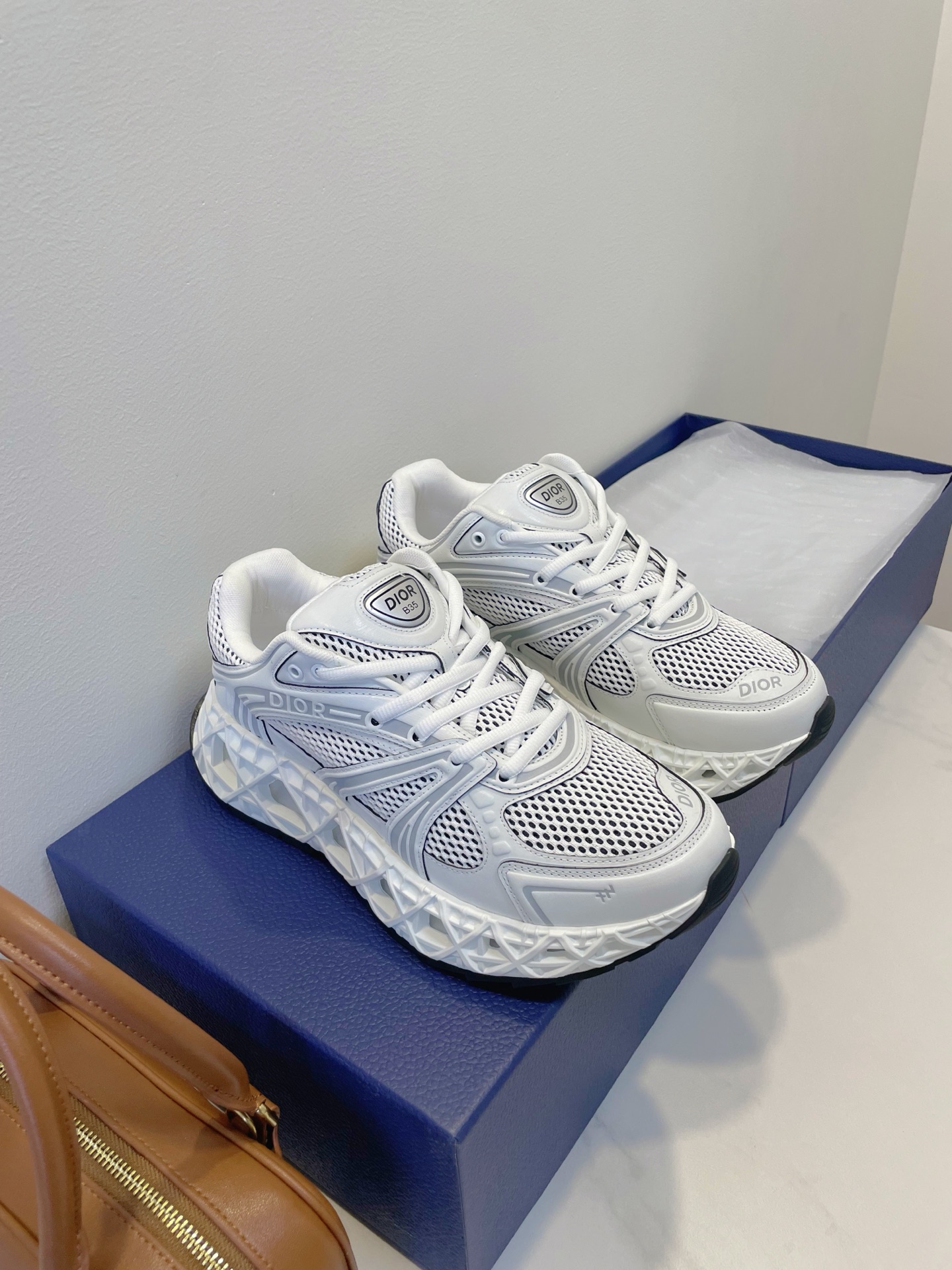 NO:382851,Jay Chou's same series Dior new product B35 NXXT sneakers CD-making, the inheritance of the high-end fashion house is cleverly integrated with the classic logo of running sports, highlighting the retro futuristic style... The thick sole is decorated with hollow rattan plaid pattern, and the exquisite mesh fabric creates a striking and coordinated beauty, combining comfortable wearing and fashionable charm. Men's size 39-45 Original box packaging accessories, casual shoes/sports shoes, dior, dior, sneakers19860909周杰伦同款系列 Dior 迪奥新品 B35 NXXT 运动鞋 CD倾情打造,高级时装屋的传承与跑步运动的经典标识巧妙融合,突显复古未来主义的版型…… 厚实的鞋底饰以镂空藤格纹图案,精巧的网眼织物营造醒目而协调的美感,兼具舒适穿感与时髦魅力 男仕尺码 size 39-45 原盒包装配件,休闲鞋/运动鞋,dior,dior,sneakers,Women's Shoes