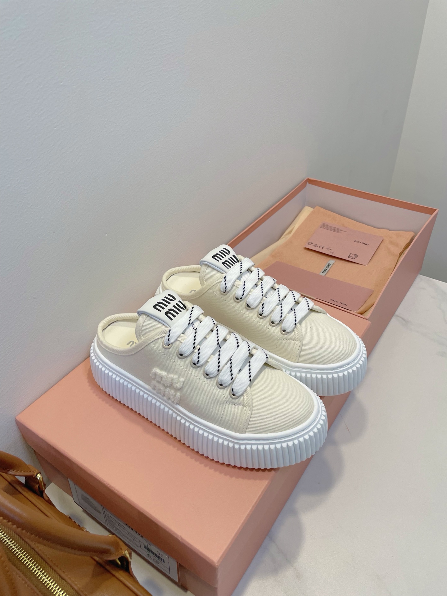 NO:382823,Miumiu Mrs. Fashion Online!  The college style and neutral style elements balance the sweetness of hot girls and please more elegance and thinking. It is an intellectual and intelligent urban girl growing up in her body, and she began to have her own opinions and thinking!  Miumiu's casual style looks good no matter how you match it, and it also conforms to the current popular Maillard color dressing style!  Original lines replica, leather material comparison and customization, solid material feeling, size size 35-40 original packaging accessories!  , casual shoes/sports shoes semi-trailer, miumiu, sneakers19860909miumiu 太太太时尚在线了！学院风和中性风元素,平衡了辣妹的甜腻和讨好了更多的雅致和思考是带有知性和智性在身上成长型都市女孩,开始有了自已的主见和思考！ miumiu 休闲风怎么搭配都好看,也符合当前比较流行的美拉德色系穿搭风格哦！ 原版线条复刻,皮质材质比对订制,实物质感 尺码 size 35-40原版包装配套配件！,休闲鞋/运动鞋半拖,miumiu,sneakers,Women's Shoes