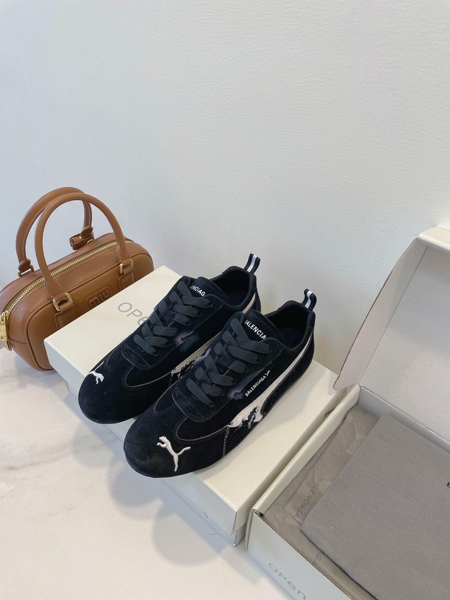 NO:382764,Balenciaga × PUMA Speedcat Speedcat OG SD Limited co-branded model Puma Speed ​​Racing Series Low-top German-style splicing retro sports 'destruction' The 2025 autumn and winter series show begins Creative and wonderful design Aesthetic redesign Presents a unique wear and aging effect The semi-torn Formstrip logo on the side is like burned by 'speed', the double brand logo on the tongue and side is decorated with gold stamping technology, the white cougar embroidery and the heel gold foil size mark form a rough and exquisite collision... Men and women Size 35-45 Co-branded original box packaging accessories, casual shoes/sports shoes, balenciaga, balenciaga, sneakers19860909巴黎世家/Balenciaga × PUMA Speedcat Speedcat OG SD 限量联名款 彪马极速赛车系列 低帮德训风拼接复古运动“做旧破坏” 2025 秋冬系列大秀启幕 创意精彩设计 美学重新设计 呈现出独特的磨损做旧效果 侧面半撕裂的 Formstrip 标志如被『速度』灼伤,鞋舌与侧边双品牌Logo 辅以烫金工艺点缀,鞋头白色美洲狮刺绣与后跟金箔尺码标记形成粗犷与精致的对撞…… 男女尺码 Size 35-45 联名原版盒包装配件,休闲鞋/运动鞋,balenciaga,balenciaga,sneakers,Women's Shoes