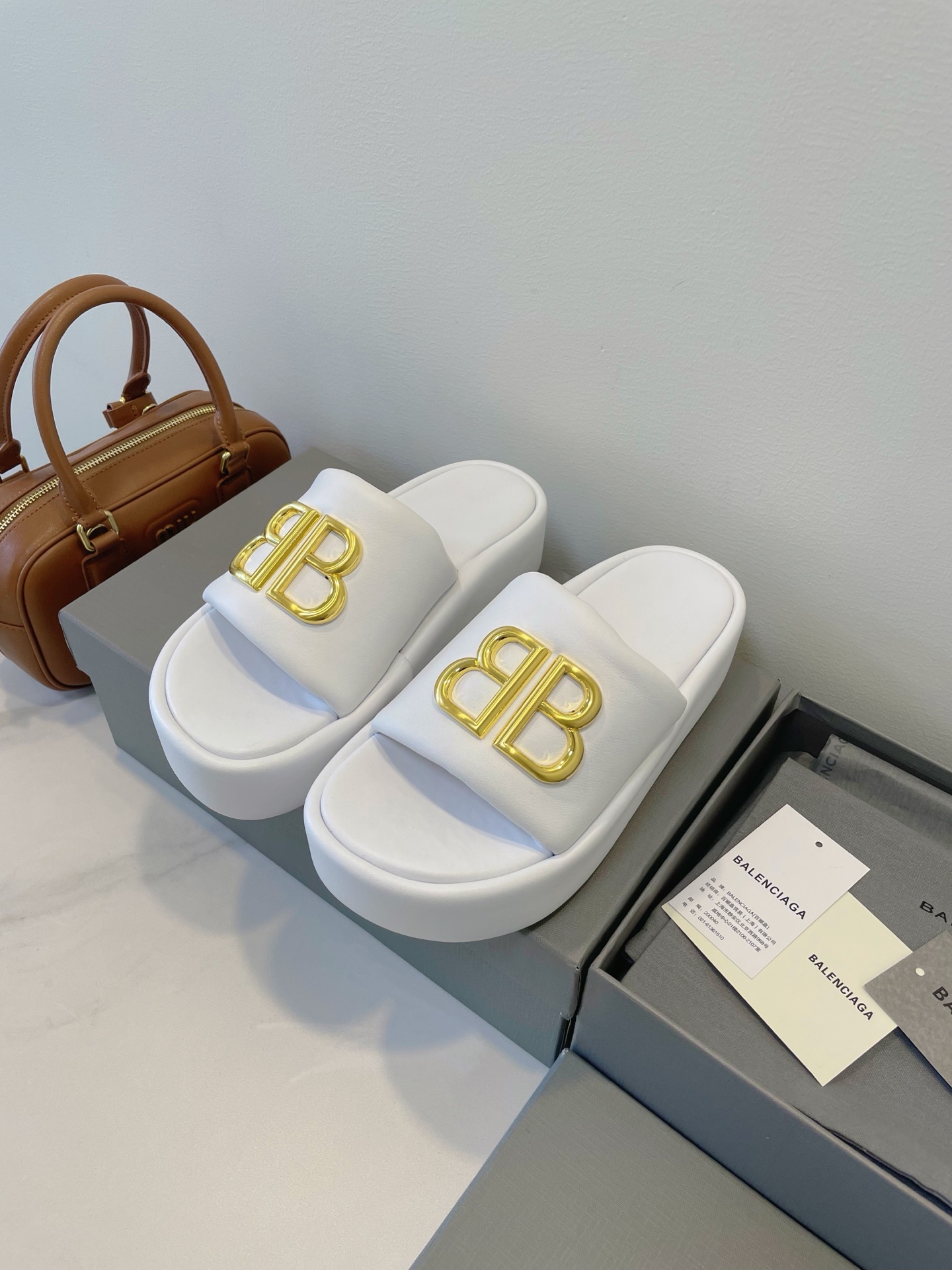 NO:405555,Balenciaga Classic elements Fresh bread stents with unrestrained feel 2025 daily versatile, modern, headwind, cold, thick sole heightened, soft calfskin material, original printed logo rubber outsole, size 35-39, original box packaging accessories, slippers, balenciaga, balenciaga, slippers, cowhide19860909Balenciaga 巴黎世家 经典元素 清新面包托鞋 拥有不羁感 2025日常百搭,摩登,逆风,性冷,厚底增高,柔软小牛皮材质,原版印字logo橡胶大底,size 35-39,原盒包装配件,拖鞋,balenciaga,balenciaga,slippers,cowhide,Women's Shoes