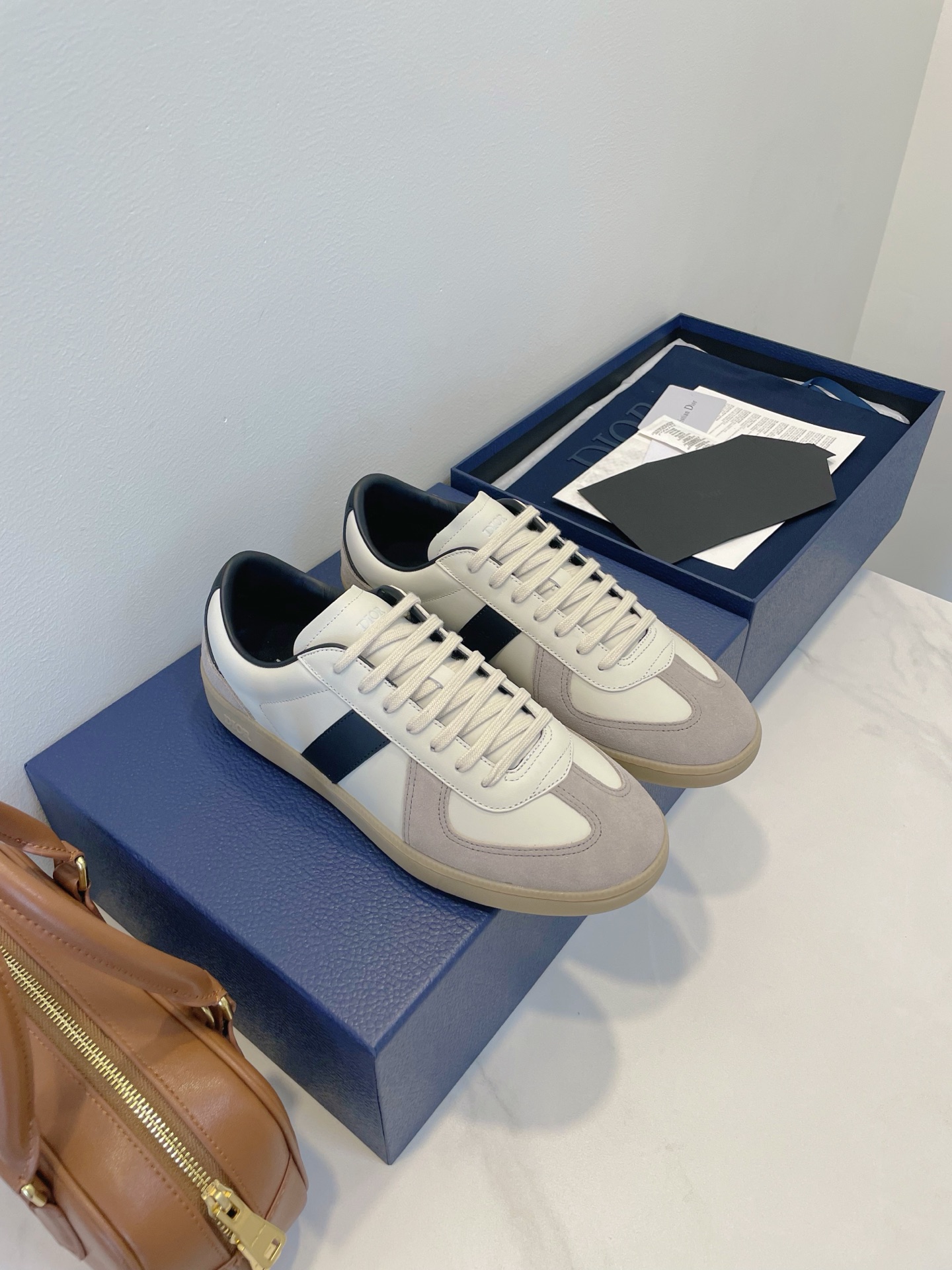 NO:382770,Couple Dior B01 Matchpoint sneakers are back in autumn 2025!  Liu Xianhua and Yu Shi interpret classic newcomers!  Diod trainer breaks out of the siege!  The most eye-catching design this season!  Smooth cowhide and suede splicing, amber gradient sole, heel CD Icon embossing low-key finishing touch, the overall retro and simple, and every detail is written with 'luxury texture'. Grey grey suede is paired with black and white smooth cowhide, cognac and white smooth cowhide with white suede, solid black/white smooth cowhide, which is more low-key than splicing color, suitable for preferring simple outfits!  Size 35-45 original box full set of packaging accessories, casual shoes/sports shoes, dior, dior, sneakers, cowhide19860909情侣款 Dior 迪奥 B01 Matchpoint 运动鞋一2025秋季重磅回归！ 刘宪华、于适演绎经典新生！ 迪奥德训鞋杀出重围！这一季最亮眼的设计！ 光滑牛皮与绒面拼接,琥珀色渐变鞋底,后跟CD Icon浮雕低调点睛,整体复古又简约,每个细节都写着「奢阶质感」 格雷灰绒面搭配黑色和白色光滑牛皮,干邑色和白色光滑牛皮搭配白色绒面,纯色黑/白光滑牛皮,比起拼接色更低调些,适合偏爱简单穿搭！ Size 35-45 原盒全套包装配件,休闲鞋/运动鞋,dior,dior,sneakers,cowhide,Women's Shoes