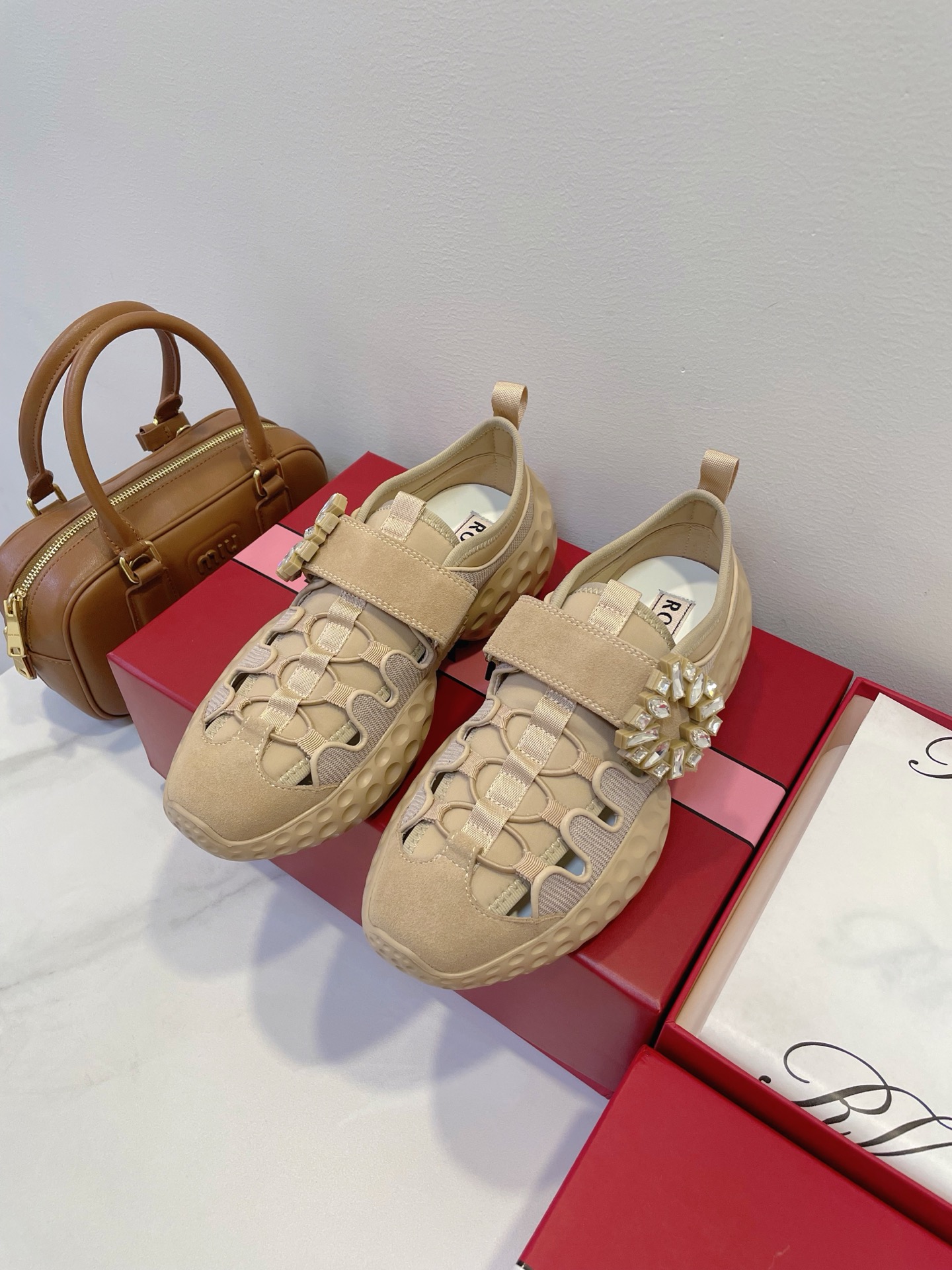 NO:382780,For upgraded version, please enlarge the details. RV thick black aesthetics and heightened sneakers, the new 25s new series of sports shoes, combining unique design and exquisite craftsmanship, classic square buckles and square diamonds, luxurious sneakers, or the popular Mary Jane shoes of this season. Each one exudes an elegant French charm. Whether it is an elegant party or an important date, it can highlight high-end taste!  Oatmeal color with side drill buckle, special color, 7.5cm heel height, modify the leg shape and body shape painlessly increase, super easy to match, you can wear pants and wear bare legs, light and exquisite and casual, Size 35-40 original box packaging accessories, casual shoes/sports shoes, mary jane, sneakers19860909升级版本,细节请放大 RV 厚黑美学搭配增高运动鞋,全新 on the run 运动鞋25s新款系列,融合别致设计与精湛工艺,经典方扣方钻,奢华的运动鞋,亦或是本季热门的玛丽珍鞋,每一款都散发着优雅的法式魅力,无论是优雅的派对,还是重要的约会,都能彰显高端品位！ 燕麦色搭配侧面钻扣,特别的颜色,7.5cm跟高,修饰腿型和身形无痛增高,超级好搭配,可以裤装可以去可以光腿穿,轻盈精致休闲, Size 35-40 原盒包装配件,休闲鞋/运动鞋,mary jane,sneakers,Women's Shoes