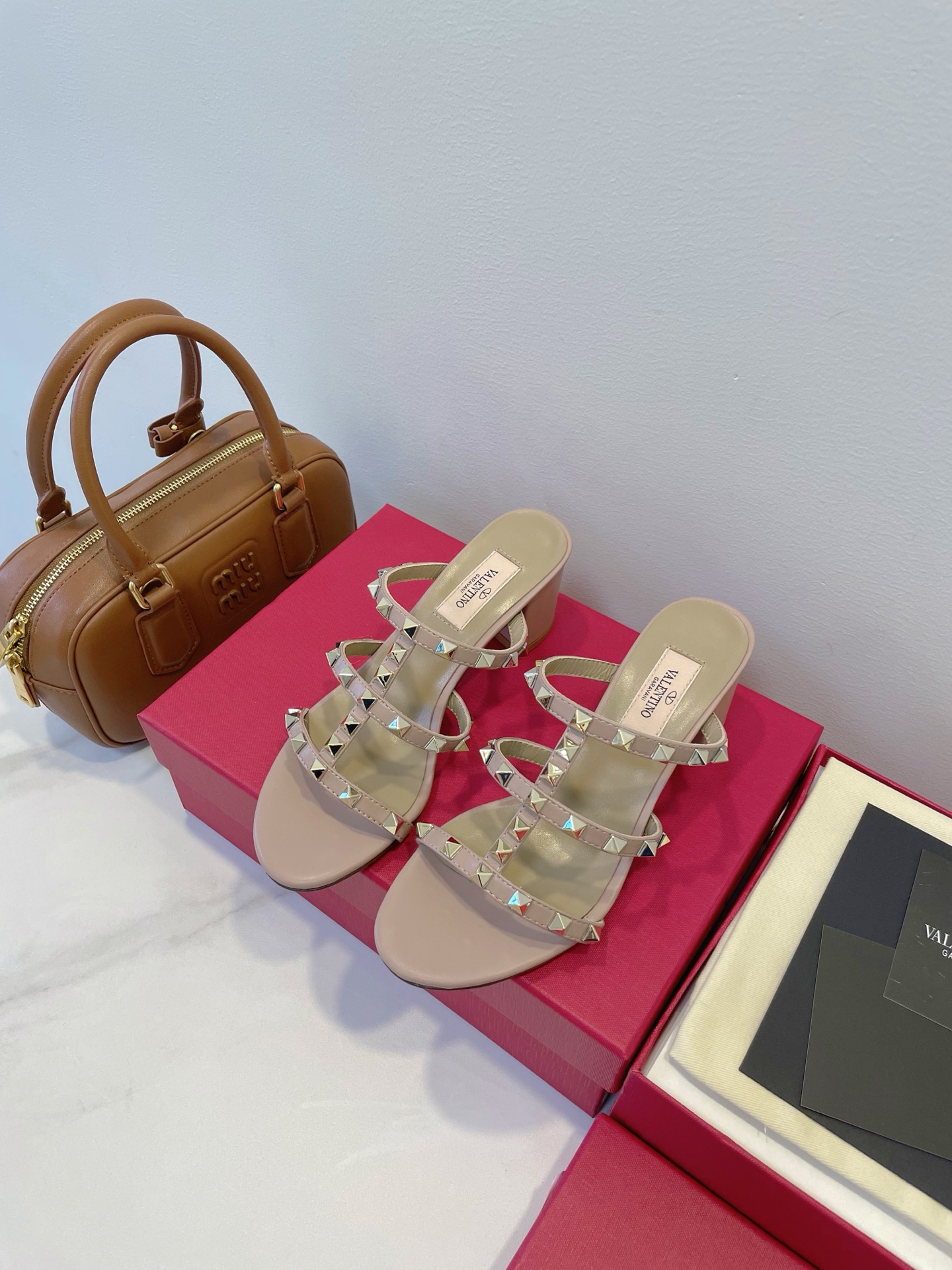 NO:404126,Valentino is a perfectly comfortable thick-heeled sandal, a sandal that must be missing in the shoe cabinet in summer, a fashionable and classic rivet element, a 6cm thick heel is really too empty to wear, shopping is stress-free, making every step of your experience exuding a sense of high quality Size 35-40 Original box packaging accessories, high heels slippers, valentino, valentino, sandals, high heels, slippers19860909Valentino 华伦天奴 舒适度一绝的粗跟凉鞋,夏天的鞋柜里一定不能少的凉鞋,时尚经典铆钉元素,6cm粗跟穿起来真的太虚浮了,逛街都豪无压力,让你的每一步都散发着高级感 Size 35-40 原盒包装配件,高跟鞋拖鞋,valentino,valentino,sandals,high heels,slippers,Women's Shoes