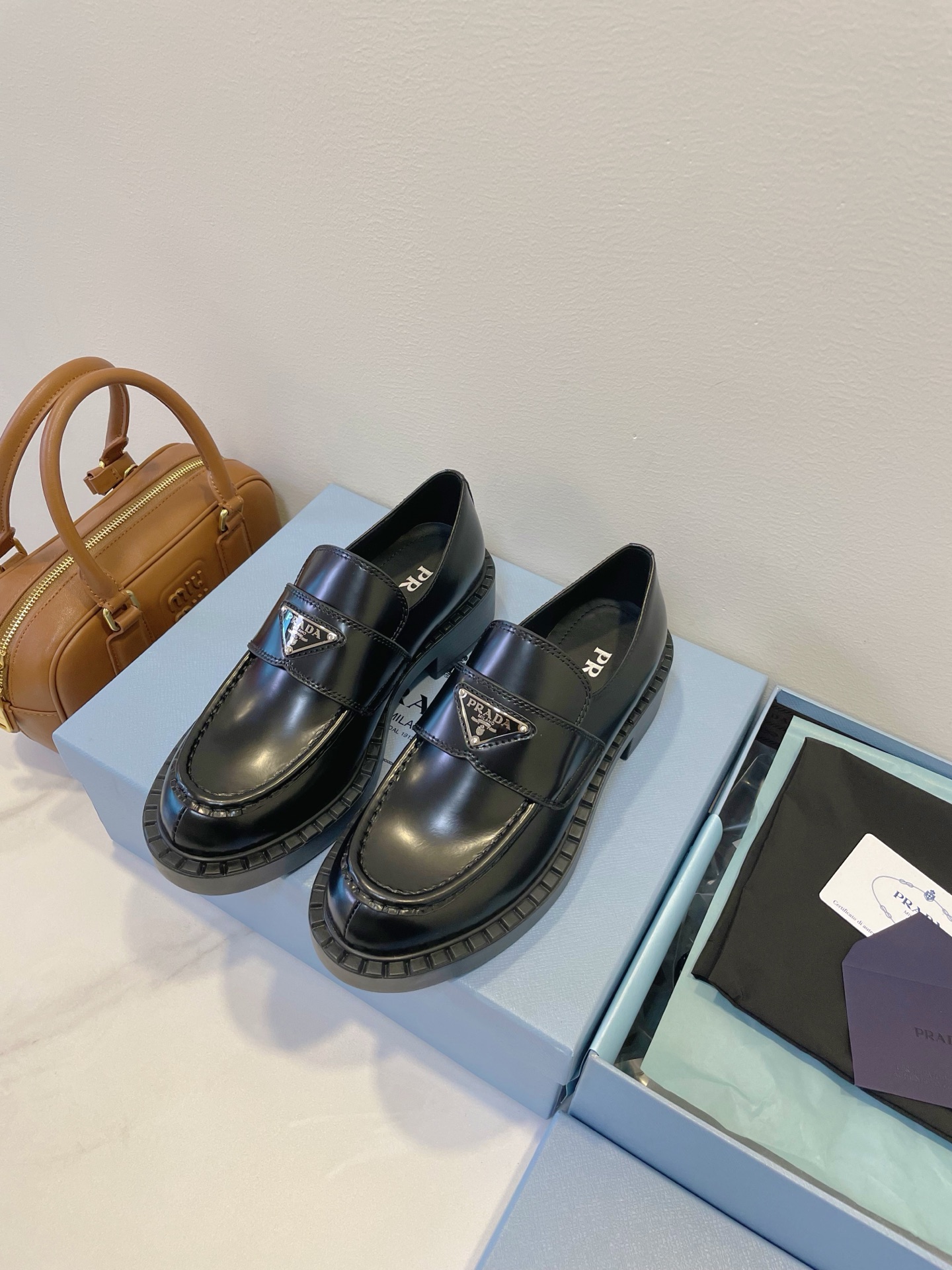 NO:404140,Women's size, men's size Prada Prada 25ss new model, so cool!  A pair of main shoes that appeared in major magazines can be called the ceiling of Derby loafers. It is retro, fashionable and versatile, and I accidentally returned to the 1980s, with a low-key and restrained minimalist style!  Material cowhide beads, inner foot pads, calfskin, original mold reproduction of sole, high elastic rubber outsole Size 35-45 original box accessories packaging, loafers, prada, prada, loafers, cowhide19860909女码,男码 Prada 普拉达 25ss新款,太飒啦！ 出现在各大杂志上的一双主推鞋款,堪称德比乐福鞋的天花板,复古时髦狠百搭,狠狠拿捏了,一不小心回到了80年代,低调又克制的极简风格！ 材质牛皮开边珠 内里垫脚小牛皮 鞋底原版模具复刻,高弹橡胶大底 Size 35-45 原盒配件包装,乐福鞋,prada,prada,loafers,cowhide,Women's Shoes