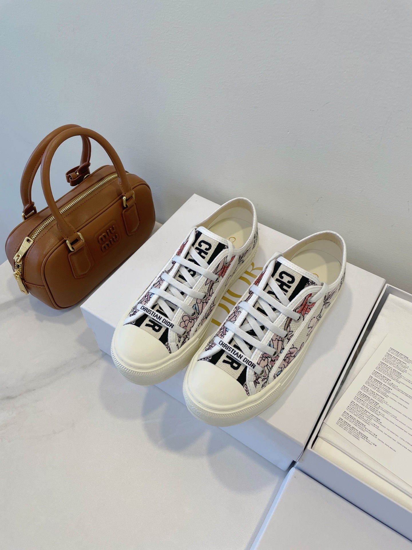 NO:382796,Upgrade the top high-end version, with one-to-one counters, and the details and lines are perfect!  Dior 2025’ss sneakers Dior Italian classic crafts are fully launched Internet celebrities comparable to canvas shoes. Original empty rubber environmental protection method, smooth and natural edges of the sole, uniform and delicate line of the sole, bagging process, integrated injection molding of the foot pads, rubber-free fitting, original original mold rubber sole, imported twill canvas, inner top sheepskin foot pad silk cowhide, size 35-40, counter original box packaging, casual shoes/sports shoes, dior, dior, sneakers, cowhide, sheepskin19860909升级顶级高端版本,专柜一比一,细节线条做到极致！ Dior 2025’ss sneakers 迪奥 意大利经典工艺全面上线网红媲美帆布鞋 原版空胶环保做法,鞋底边沿流畅自然,鞋底车线均匀,细致,套包工艺,垫脚为一体注塑,无胶贴合 大底原版原模橡胶鞋底 面料进口斜纹帆布 内里顶级羊皮 垫脚丝绸牛皮 码数35-40 专柜原盒包装,休闲鞋/运动鞋,dior,dior,sneakers,cowhide,sheepskin,Women's Shoes