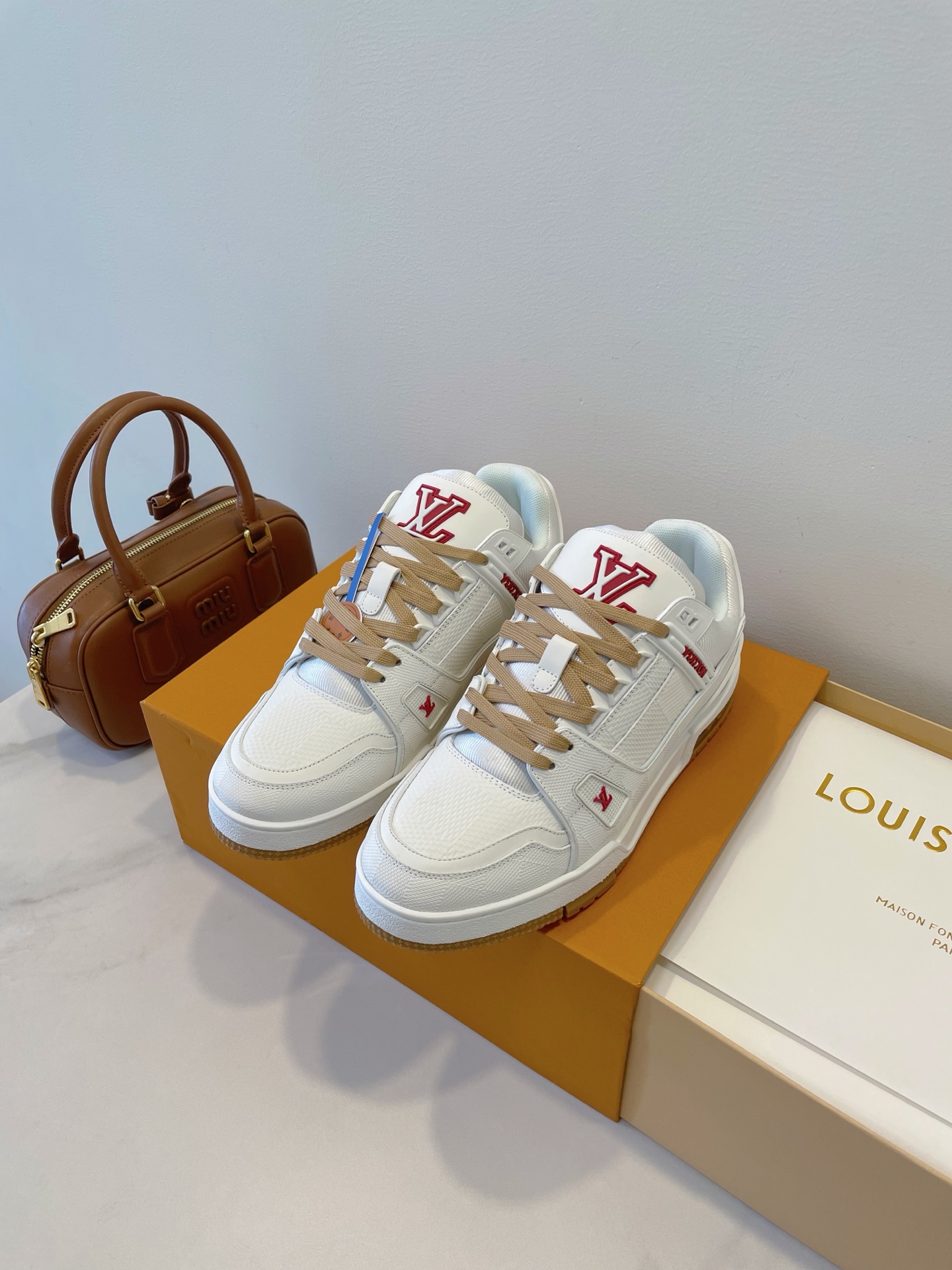 NO:382739,LV trainer 25 new style milky angel shoes are amazing!  The milky white and brown color are paired with red logo embellishments.  Damier pattern with a long history, low-key and textured checkerboard... Size 35-45 Original box packaging accessories, casual shoes/sports shoes, louis vuitton, sneakers19860909LV trainer 25 新款 奶咖色天使鞋子太绝了！ 奶白和咖色搭配红色logo点缀不要太美啦！ 历史优久的 Damier 图案,低调有质感的棋盘格…… Size 35-45 原盒包装配件,休闲鞋/运动鞋,louis vuitton,sneakers,Women's Shoes