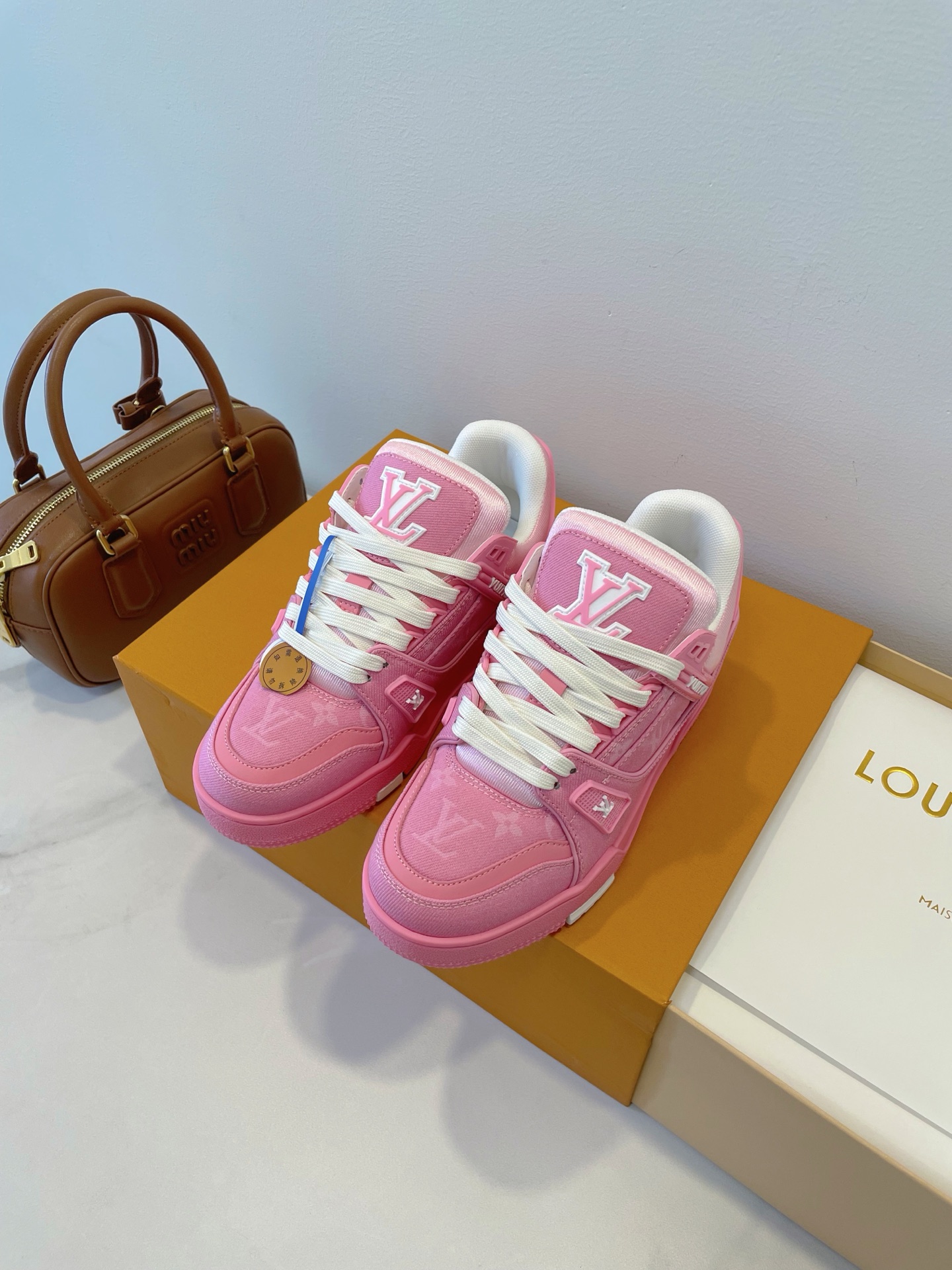 NO:382754,LV trainer 25 The coolest CP shoe combination for men and women. The temperament of the shoes can create a cool and rich feeling, high-end and layered!  Deep-in-the-blue warm-tuned brown coffee glacier grey ink grey Size 35-45 original box packaging accessories, casual shoes/sports shoes, louis vuitton, sneakers19860909LV trainer 25 男酷女萌的王炸组合最飒的cp鞋组合 鞋子的气质都能搭出清冷的千金感,高级有层次感！ 深醉玫粉暖调棕咖冰川灰墨灰 Size 35-45 原盒包装配件,休闲鞋/运动鞋,louis vuitton,sneakers,Women's Shoes