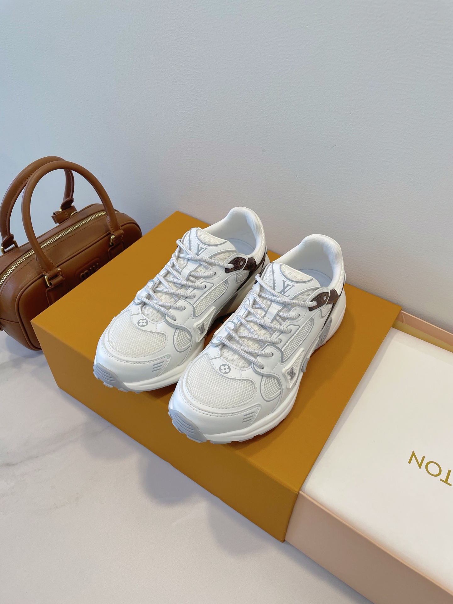 NO:385290,Couple style Super new LV OLYMPIA sneakers are super light and full of technology!  When the classic meets the futuristic feeling... it is so beautiful that it is foul. Breathable + comfortable + good-looking three times, and it is directly a god!  It benchmarks against high-end craftsmanship and restores the most original needs, is extremely comfortable and requires control of details!  Summer contrasting colors are a trick, so people will be very beautiful when they see the mood. Just take a quick shot and you will be the hottest version of Xiaohongshu!  Size 35-45 original box packaging accessories, casual shoes/sports shoes, louis vuitton, sneakers19860909情侣款 超绝新款 LV OLYMPIA 运动鞋超轻,科技感满满！当经典遇上未来感……美到犯规 透气+舒适+颜值三杀,直接封神！ 对标高奢工艺,还原最原始的需求,极其舒适,细节控必入！夏日撞色小心机,让人看到心情都会很美丽的颜色,随手一拍就是小红书爆款ootd！ Size 35-45 原盒包装配件,休闲鞋/运动鞋,louis vuitton,sneakers,Women's Shoes