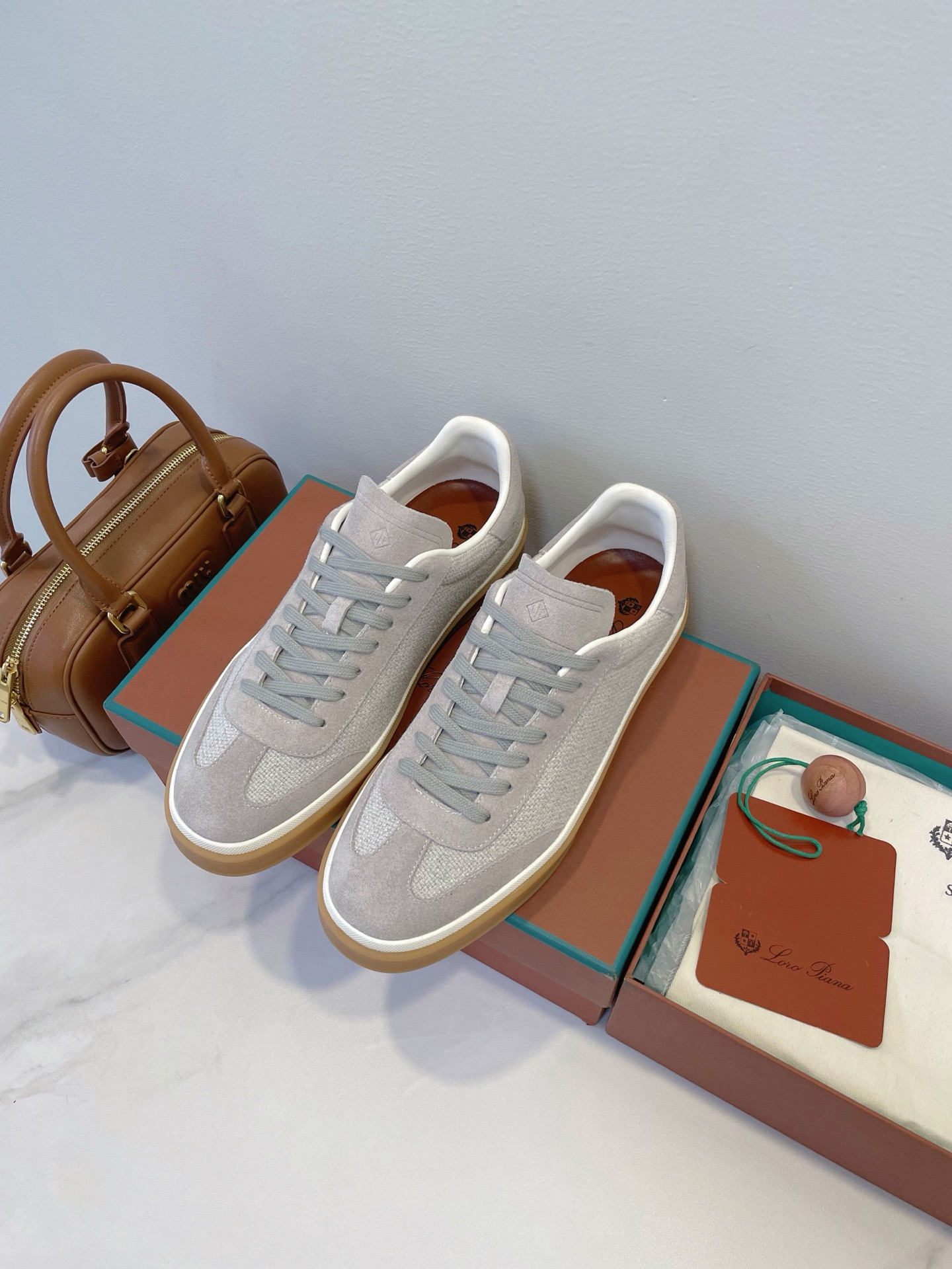 NO:403264,Loro Piana | LP Out of stock The lotus fabric Deshuang shoes are reappearing in the world, extremely luxurious, the ceiling of Deshuang shoes, lazy people instantly change to wear CP, the color is so high-end that it screams, Italian craftsmanship and even the shoelaces are exquisite~ One-click switching on commuting dates, you can get a picture when you close your eyes, and the posing is super healing. Size 35-44 Original box packaging accessories, casual shoes/sports shoes, loro piga, loro piga, sneakers19860909Loro Piana | LP 断货王 莲花面料德训鞋重现江湖,奢华至极,德训鞋的天花板,懒人秒变穿搭cp,颜色高级到尖叫,意大利工艺连鞋带都透着精致感～ 通勤约会一键切换,闭眼搭都能出片,摆拍都超治愈 Size 35-44 原盒包装配件,休闲鞋/运动鞋,loro piana,loro piana,sneakers,Women's Shoes