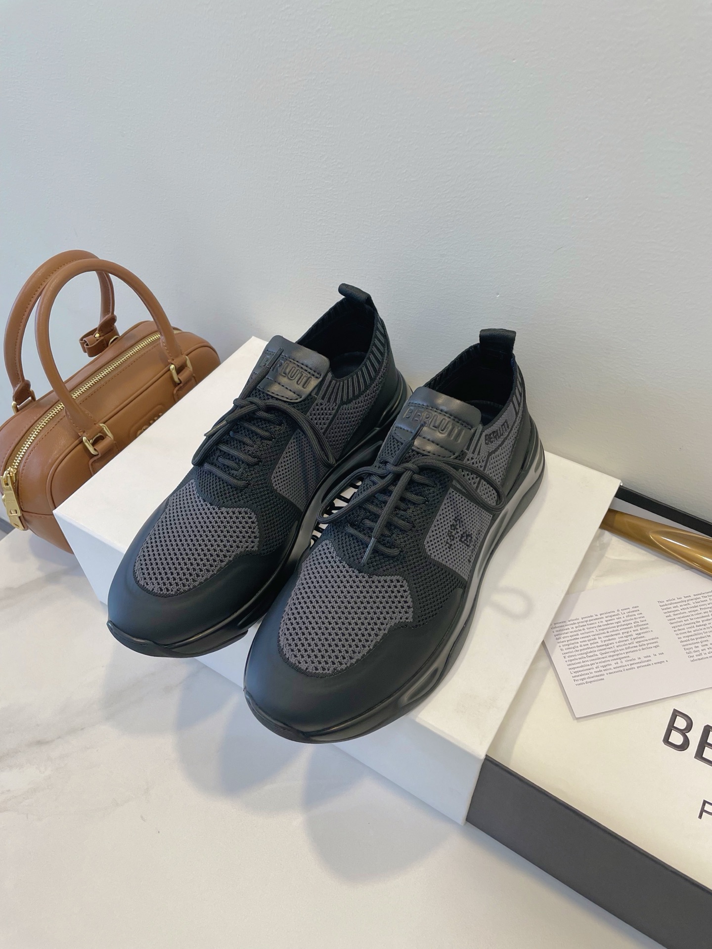 NO:403279,Men's shoes Berluti · fw25 new shadow is available, with a new two-color elastic upper design, lightweight, breathable and comfortable, iconic sneakers, complementing the modern lifestyle, and reinterpreting the style!  Venezia calf leather with details, luxurious texture, full of craftsmanship and luxurious elements!  High-end rubber foam sole is light and comfortable, with good wear-resistant and anti-slip performance, providing stable support for walking!  The unique highlights of the Shadow sewing series, with the ultimate detailing treatment, add a new layer of depth to its modern appearance!  Size 39-46 Original box packaging accessories, casual shoes/sports shoes, sneakers, cowhide19860909男仕鞋履 Berluti 布鲁提 · fw25 新款shadow上市,全新双色弹性鞋面设计,轻盈透气舒适,标志性运动鞋,与现代生活方式相得益彰,风格重新演绎！ Venezia 小牛皮拼皮细节,质感奢华,充满匠心精神与奢华元素！ 高端橡胶发泡鞋底,轻盈舒适,具有良好的耐磨防滑性能,为行走提供稳定支撑！ Shadow 缝艺系列独特亮点,极致细节处理,为其摩登外观增添一层全新的深度美感！ Size 39-46 原盒包装配件,休闲鞋/运动鞋,sneakers,cowhide,Women's Shoes