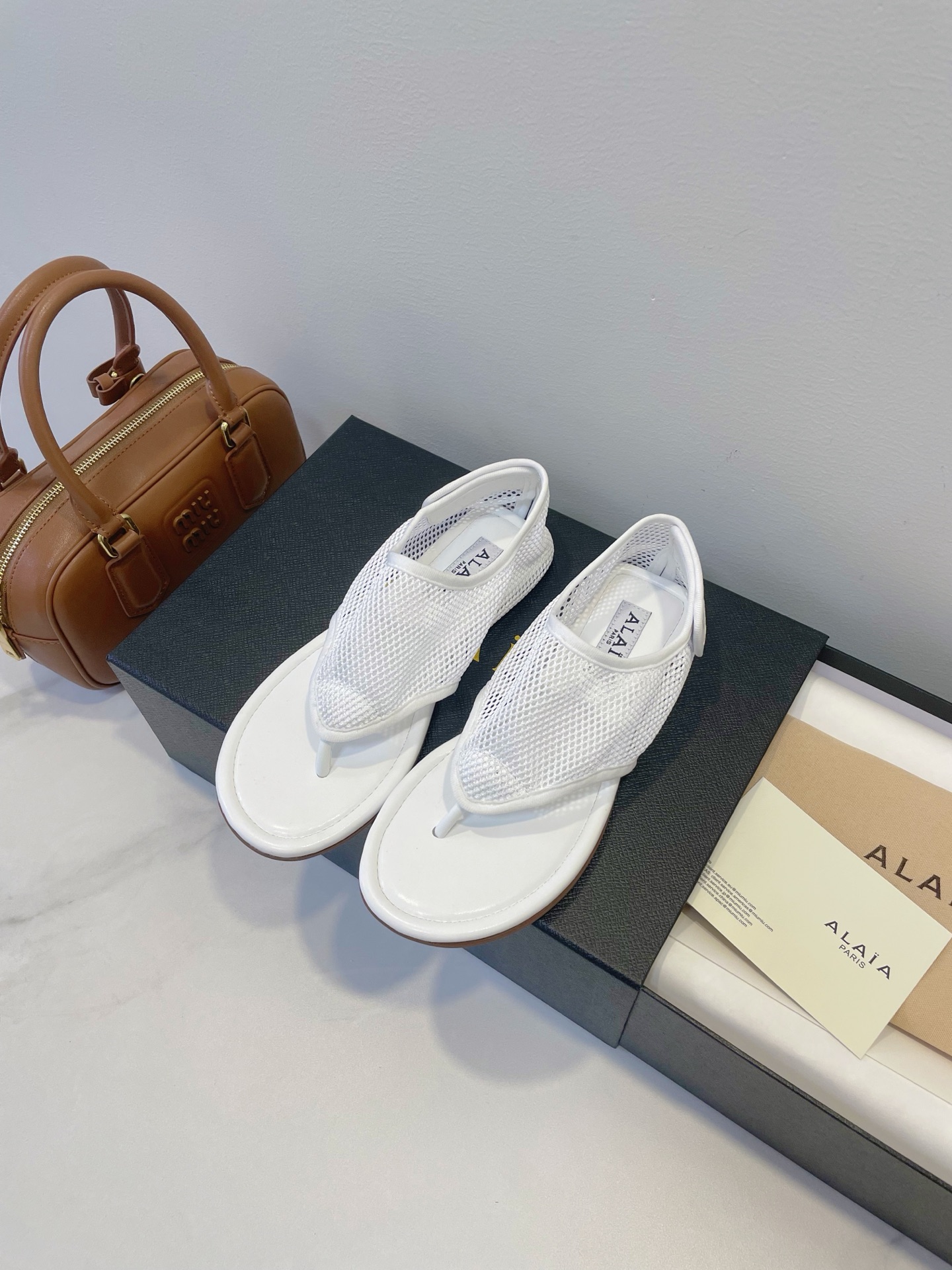 NO:404406,Sandals that cannot be refused ALAIA｜Alaya demonstrates the beauty of women's figures and conveys feminine power. Simple and elegant sculptural design, artistic pursuit of details, modern aesthetics that keep pace with the pursuit and meticulous craftsmanship spirit!  Original reproduction, exquisite and not rough, extremely soft mesh design, beautiful to the heart tremble Size 35-40 Original box packaging accessories, split-toe sandals, alaia, sandals19860909拒绝不了的凉鞋 ALAIA｜阿莱亚 彰显女性身形之美、传递女性力量,简约优雅的雕塑感设计,对细节的艺术追求,与求俱进的现代审美和一丝不苟的匠艺精神！ 原版复刻,精致不粗犷,极柔软网纱面设计,美到心颤 Size 35-40 原盒包装配件,分趾鞋凉鞋,alaia,sandals,Women's Shoes