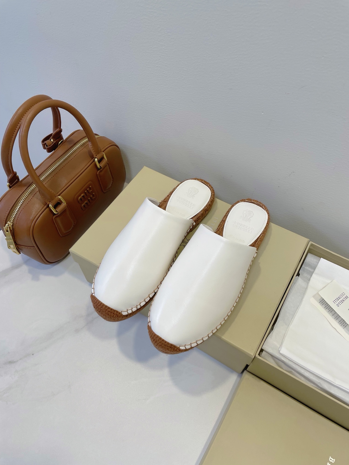 NO:404076,Brunello Cucinelli | BC minimalist and low-key design, unique Italian traditional handicrafts, refined cutting, extremely luxurious!  BC soft sheepskin fisherman shoes, with a versatile temperament, returning to the casual and fashionable taste!  Size 35-40 Original box packaging accessories, loafers semi-trailer, brunello cucinelli,loafers,espadrilles,sheepskin19860909Brunello Cucinelli | BC 极简低调设计,得天独厚意大利传统手工艺,精细化裁剪,极其奢华！ BC柔软羊皮渔夫鞋,气质百搭款,重回演绎休闲时尚品位！ Size 35-40 原盒包装配件,乐福鞋半拖,brunello cucinelli,loafers,espadrilles,sheepskin,Women's Shoes