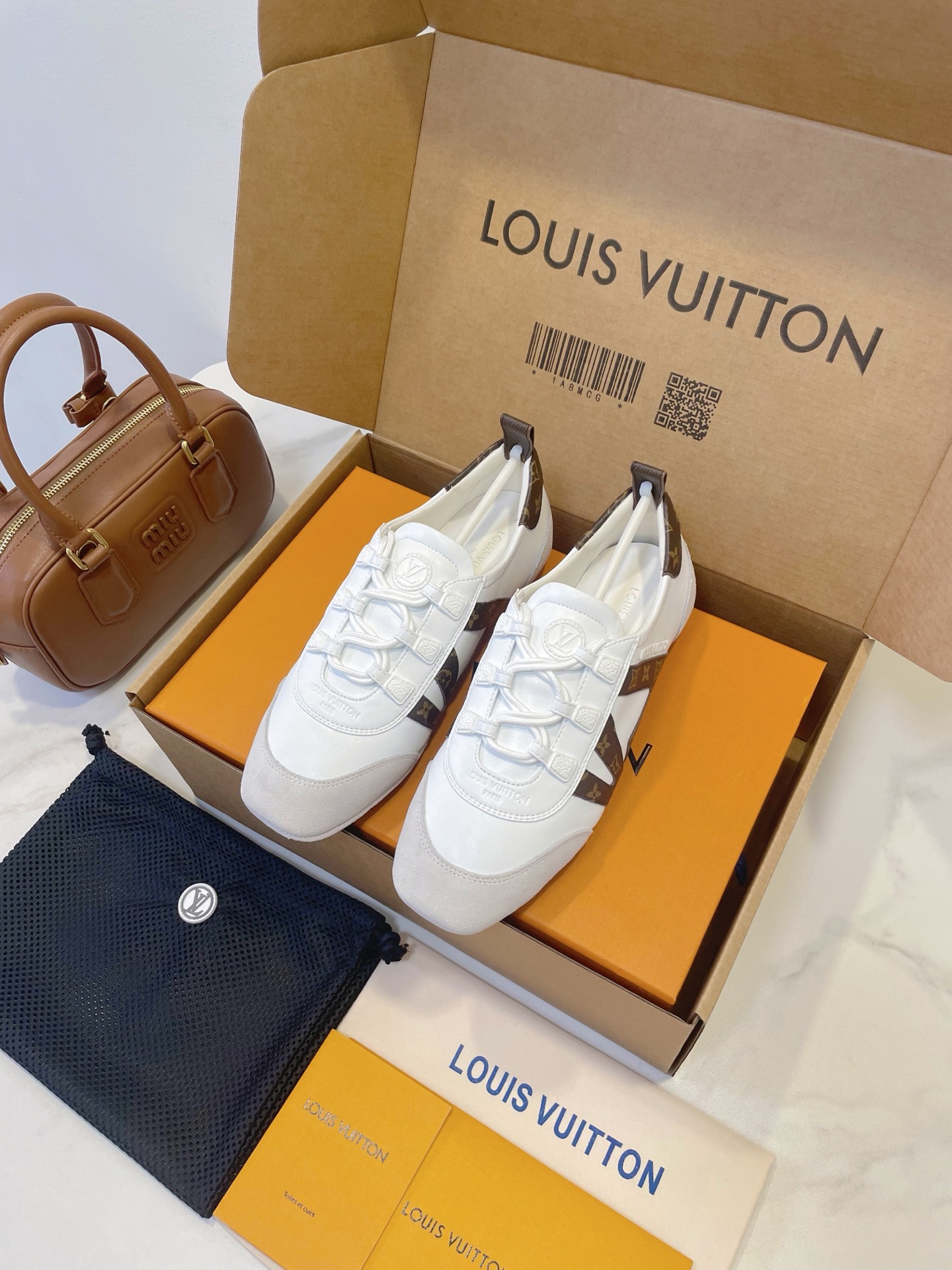 NO:404224,LV sneakerina fw25ss is popular!  The perfect combination of elegant ballet aesthetics and practical sports genes easily create an elegant and yet vibrant atmosphere. It is suitable for daily going out and dates, comfortable and fashionable~ Many celebrities are on their feet, and LV produces the peak. It is not only the appearance is locked at a glance, but the overall foot feel is first-class, huge and light and soft, and the color matching also meets all kinds of preferences, and the style can be matched as you like!  Sheepskin + cowhide material, full texture, 3cm hidden height increase, original mold replica thin sole Size 35-40 Original box packaging accessories, casual shoes/sports shoes, louis vuitton, sneakers, cowhide, sheepskin19860909LV sneakerina fw25ss 火出圈了！优雅芭蕾美学与实用运动基因完美结合,轻松营造出一种优雅又不失活力的氛围,日常出街、约会都很合适,舒适又时髦～ 超多明星上脚,LV出品即巅峰,不仅仅是外观一眼锁定,整体脚感一流,巨轻巨软,配色也是满足各种喜好,风格也能随心搭配！ 羊皮+牛皮材质,质感拉满,3cm隐型增高,原模具复刻薄底 Size 35-40 原盒包装配件,休闲鞋/运动鞋,louis vuitton,sneakers,cowhide,sheepskin,Women's Shoes