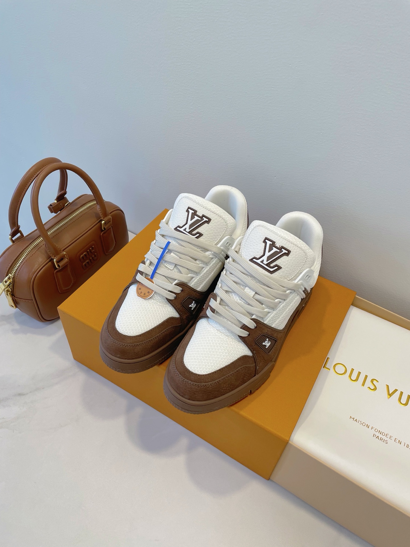 NO:406992,LV sneakerina fw25ss is popular!  It is very suitable for daily travel and dates, comfortable and fashionable~ LV production is the peak, not only the appearance is locked at a glance, but the overall foot feel is first-class, the color matching also meets all kinds of preferences, and the style can be matched as you like!  Mixed and matched contrasting materials, full texture, original mold replica sole Size 35-45 Original box packaging accessories, casual shoes/sports shoes, louis vuitton, sneakers19860909LV sneakerina fw25ss 火出圈了！日常出街、约会都很合适,舒适又时髦～ LV出品即巅峰,不仅仅是外观一眼锁定,整体脚感一流,配色也是满足各种喜好,风格也能随心搭配！ 混搭撞色材质,质感拉满,原模具复刻鞋底 Size 35-45 原盒包装配件,休闲鞋/运动鞋,louis vuitton,sneakers,Women's Shoes