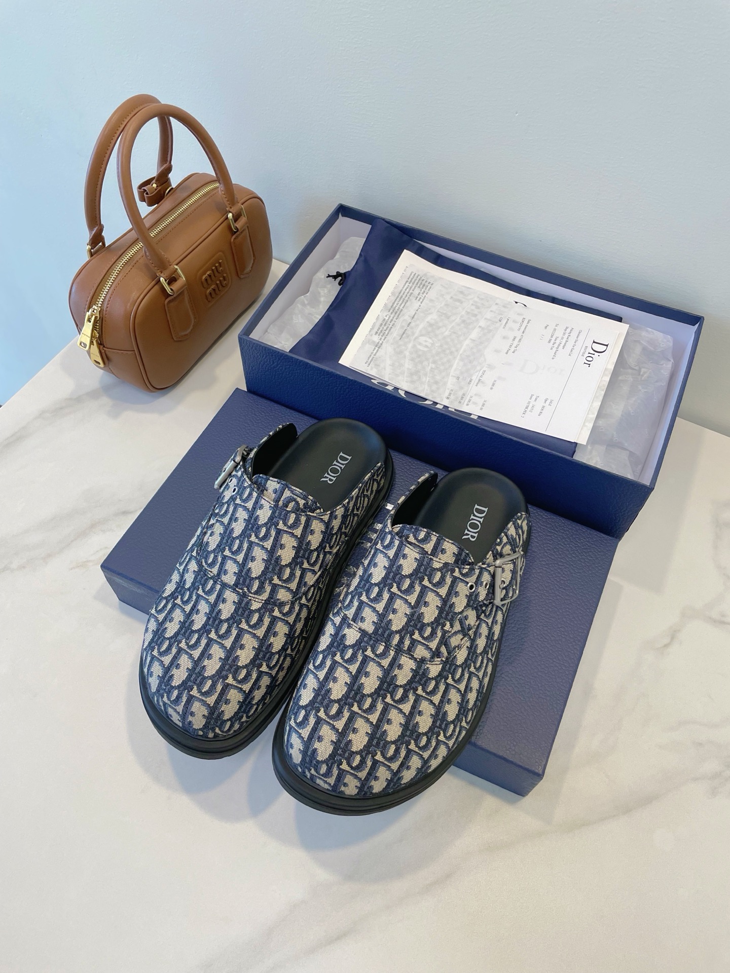 NO:437723,Slippers, Baotou Mules, Dior, Men's Slippers, Really cool, fashionable and comfortable, Soft sole, original replica, very cool beach slippers Size 39-45 Original box packaging accessories, semi-slippers, dior, dior, slippers19860909拖鞋 包头穆勒鞋 Dior 迪奥 男仕拖鞋 真的很酷 又时尚又舒适 软底软面,原版复刻,非常拉风的沙滩拖鞋 Size 39-45 原盒包装配件,半拖拖鞋,dior,dior,slippers,Women's Shoes
