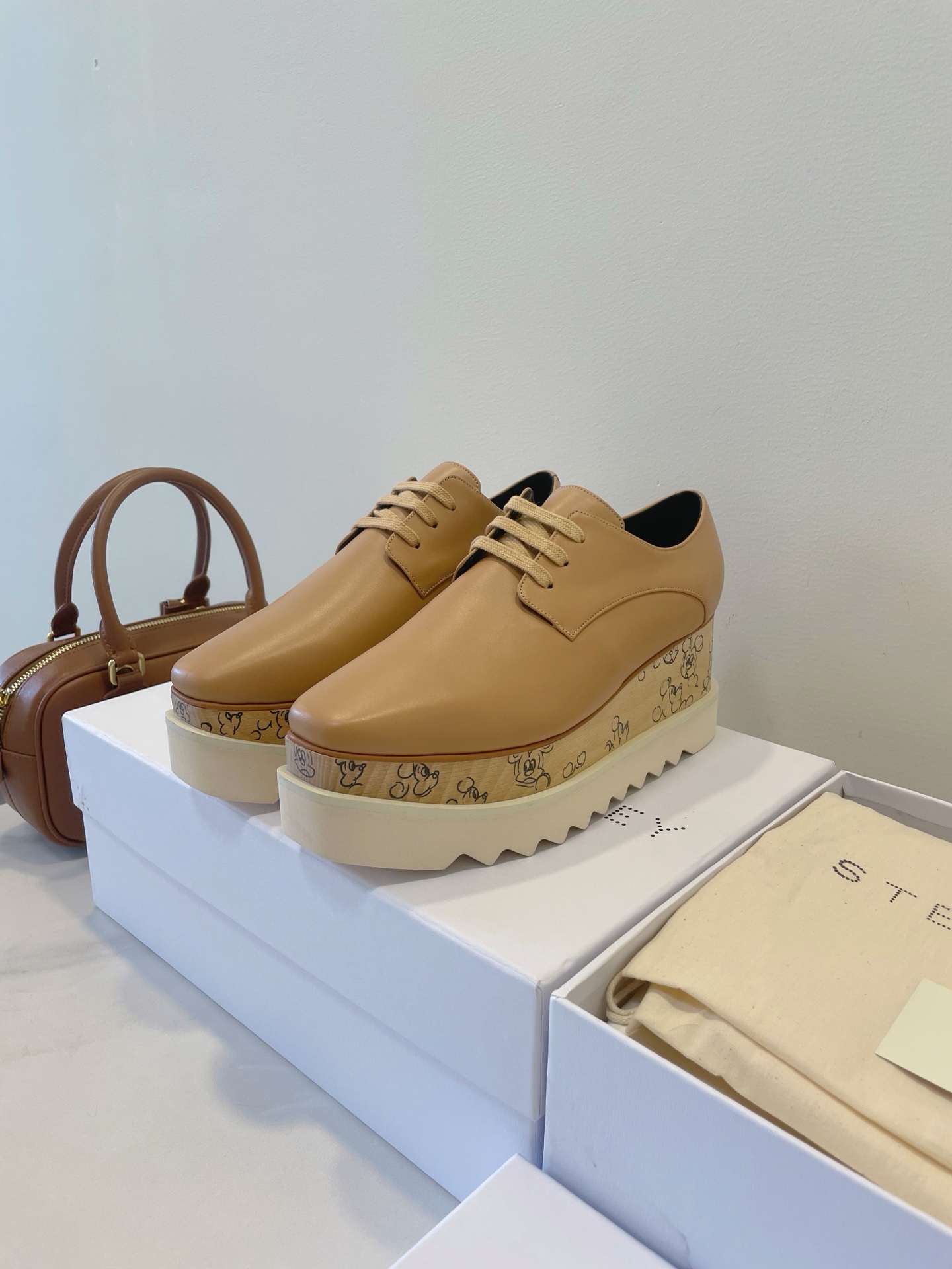 NO:408968,StellaMcCartney | Seek bright love and feel your heartbeat with the wind. Vegan Elyse solid wood thick-soled shoes, light curves and pleasant atmosphere, and the heartbeat is echoed between steps!  Pure hand-painted, professional chemical paint, no fading or fading, before hand-painting, professional treatment agent cleans the wooden bottom, draws the draft, and then uses a brush to color and line and other complex artistic operation techniques... Premium pattern Mickey emoji pack, cherry blossoms, green waves, colorful auspicious clouds Size 35-39 One size larger original box packaging accessories, sponge cake shoes, cartier19860909StellaMcCartney | 寻遇明媚的爱随风感受心跳,纯素Elyse 实木厚底鞋,轻快弧度悠荡怡然氛围,步履之间回响心跳节拍！ 纯手工手绘,专业化工油漆,不掉色不褪色,手绘前,专业处理剂对木底进行清洗,起稿绘图,再用毛笔上色勾线等复杂艺术操作手法…… 精品图案米奇表情包、樱花、绿色海浪、彩色祥云 Size 35-39 偏大一码 原盒包装配件,松糕鞋,cartier,Women's Shoes