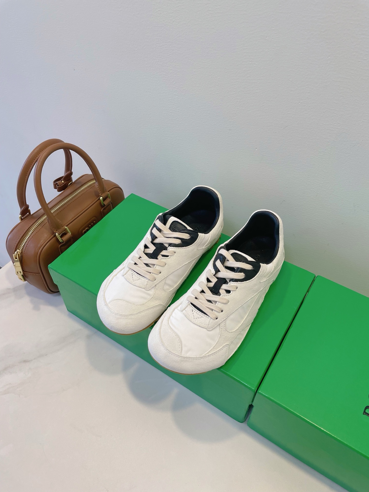 NO:408950,Women's men's BV | Orbit Flash's popular retro shoes, couple's style, super comfortable and fashionable!  Baodiejia Deshuang shoes, orbit has delicate and layered texture, retro shoes have a slack feeling, and they are suitable for daily casual pants and skirts, which is low-key and unhidden!  Size 35-45 Original box packaging accessories, casual shoes/sports shoes, bottega veneta, bottega veneta, bottega veneta, sneakers, skirts19860909女款男款 BV | Orbit Flash 火爆的复古鞋款,情侣款,上脚超舒适、时髦！ 葆蝶家 德训鞋,orbit 质感细腻有层次,复古鞋型自带松弛感,日常配休闲裤、裙装都适配,低调又藏不住的高级感！ Size 35-45 原盒包装配件,休闲鞋/运动鞋,bottega veneta,bottega veneta,sneakers,skirts,Women's Shoes