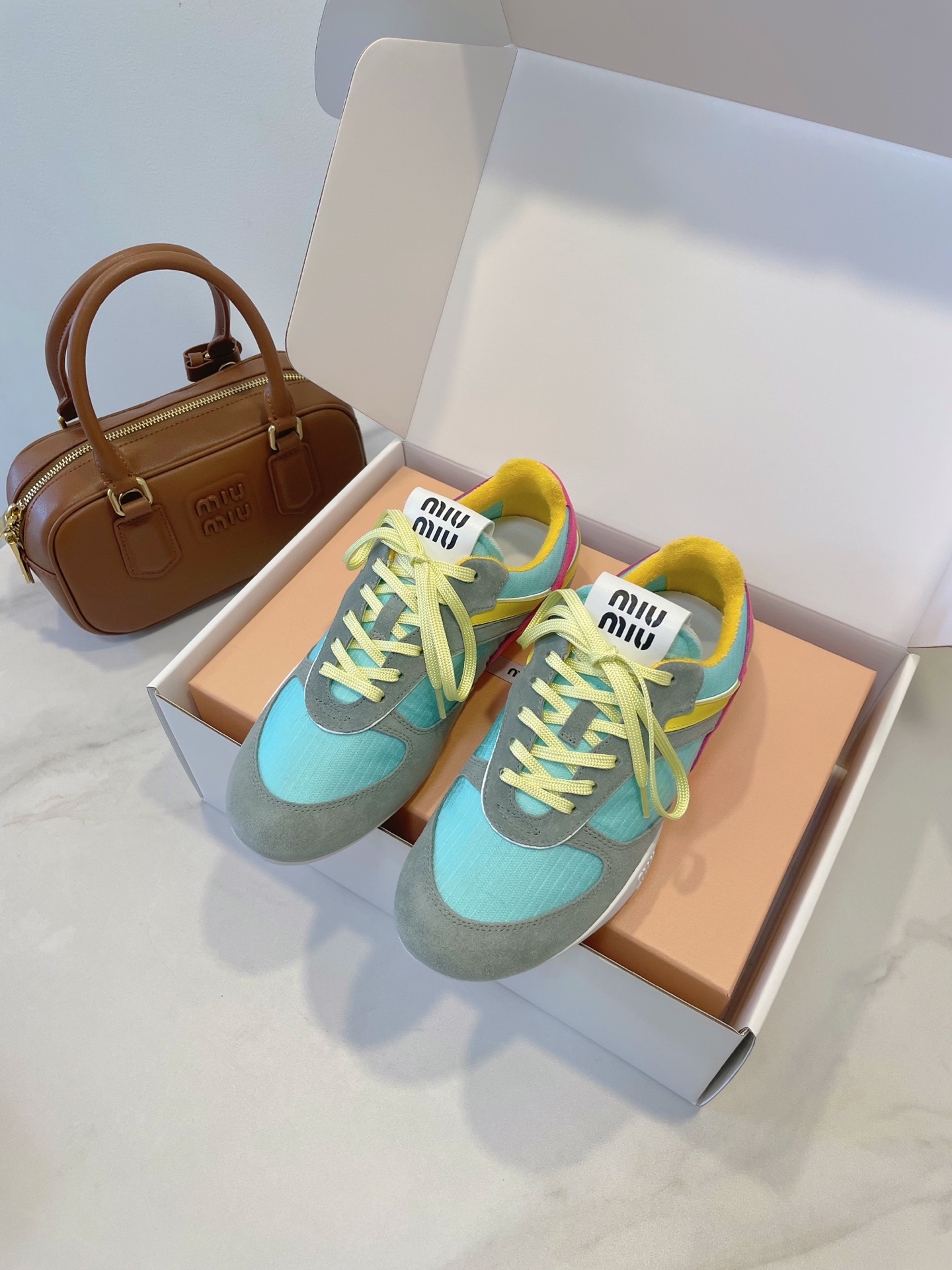 NO:408959,Share with Dongguan Goods Red Pink Confidant || Forrest Gump Shoes Miumiu Show Styles Full of Details, and the fashion circle has to shout awesome!  Cracks of critical strikes planting grass!  Miu door is just pop out. Decide to be rebellious and the color looks very fresh... Size 35-40 Original box packaging accessories, casual shoes/sports shoes, miumiu, sneakers19860909莞货分享 红粉知己 || 阿甘鞋 Miumiu 秀款 细节感十足,时尚圈都得叫喊一句绝绝子！连环爆击种草！ Miu门就是要pop out 决定叛逆起来而且颜色看起来非常清新…… Size 35-40 原盒包装配件,休闲鞋/运动鞋,miumiu,sneakers,Women's Shoes