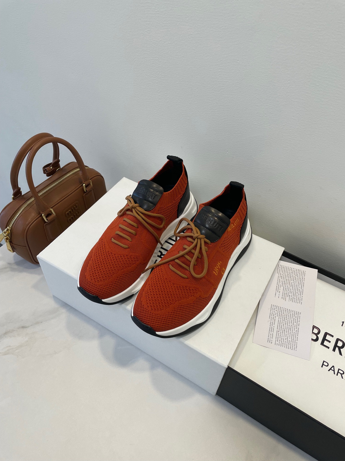 NO:424767,Men's shoes Berluti · fw25 new shadow is available, with a new two-color elastic upper design, lightweight, breathable and comfortable, iconic sneakers, complementing the modern lifestyle, and reinterpreting the style!  Venezia calf leather with details, luxurious texture, full of craftsmanship and luxurious elements!  High-end rubber foam sole is light and comfortable, with good wear-resistant and anti-slip performance, providing stable support for walking!  The unique highlights of the Shadow sewing series, with the ultimate detailing treatment, add a new layer of depth to its modern appearance!  Size 39-46 Original box packaging accessories, casual shoes/sports shoes, sneakers, cowhide19860909男仕鞋履 Berluti 布鲁提 · fw25 新款shadow上市,全新双色弹性鞋面设计,轻盈透气舒适,标志性运动鞋,与现代生活方式相得益彰,风格重新演绎！ Venezia 小牛皮拼皮细节,质感奢华,充满匠心精神与奢华元素！ 高端橡胶发泡鞋底,轻盈舒适,具有良好的耐磨防滑性能,为行走提供稳定支撑！ Shadow 缝艺系列独特亮点,极致细节处理,为其摩登外观增添一层全新的深度美感！ Size 39-46 原盒包装配件,休闲鞋/运动鞋,sneakers,cowhide,Women's Shoes