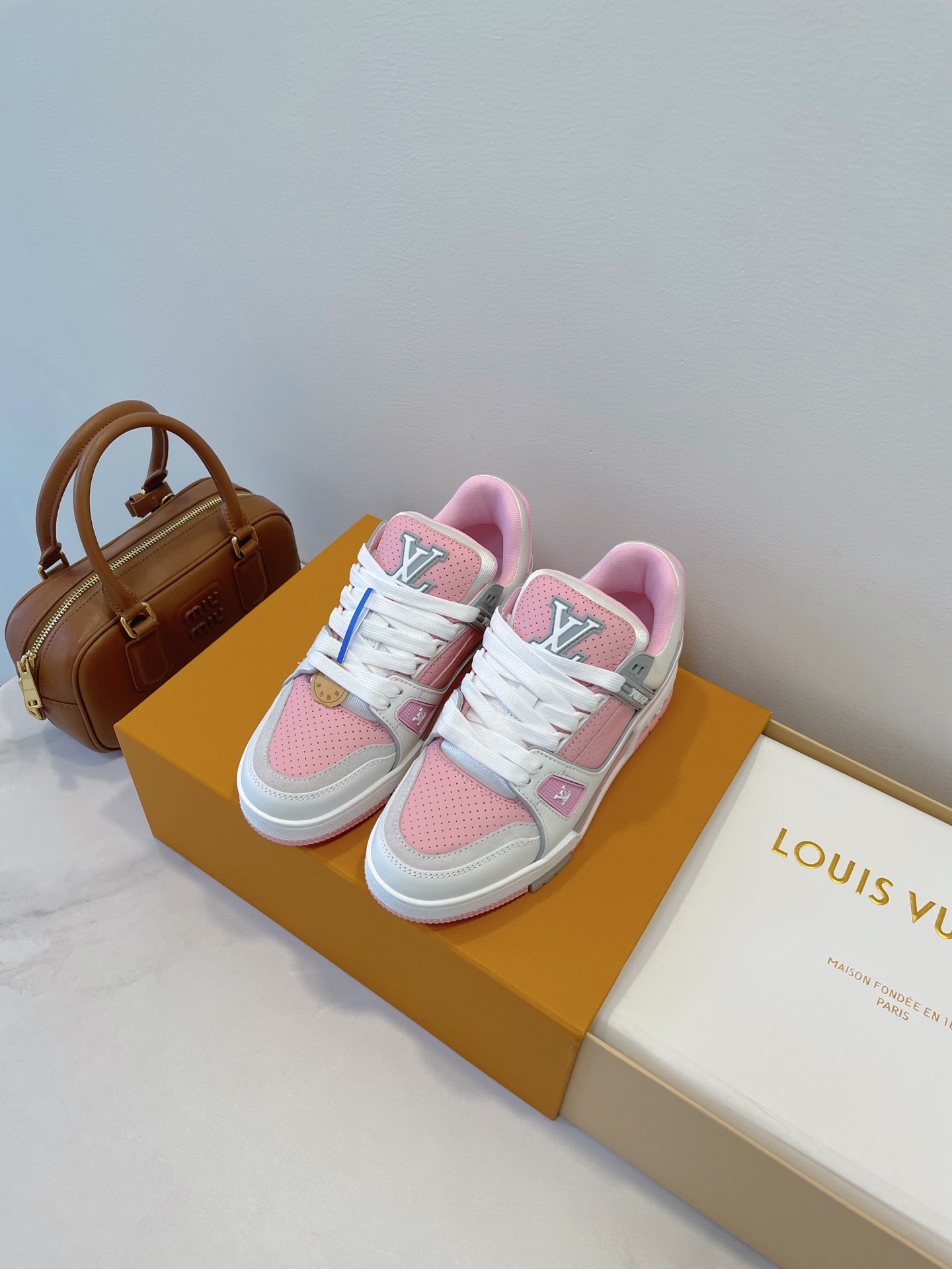 NO:424777,LV sneakerina fw25ss is popular!  It is very suitable for daily travel and dates, comfortable and fashionable~ LV production is the peak, not only the appearance is locked at a glance, but the overall foot feel is first-class, the color matching also meets all kinds of preferences, and the style can be matched as you like!  Mixed and matched contrasting materials, full texture, original mold replica sole Size 35-45 Original box packaging accessories, casual shoes/sports shoes, louis vuitton, sneakers19860909LV sneakerina fw25ss 火出圈了！日常出街、约会都很合适,舒适又时髦～ LV出品即巅峰,不仅仅是外观一眼锁定,整体脚感一流,配色也是满足各种喜好,风格也能随心搭配！ 混搭撞色材质,质感拉满,原模具复刻鞋底 Size 35-45 原盒包装配件,休闲鞋/运动鞋,louis vuitton,sneakers,Women's Shoes