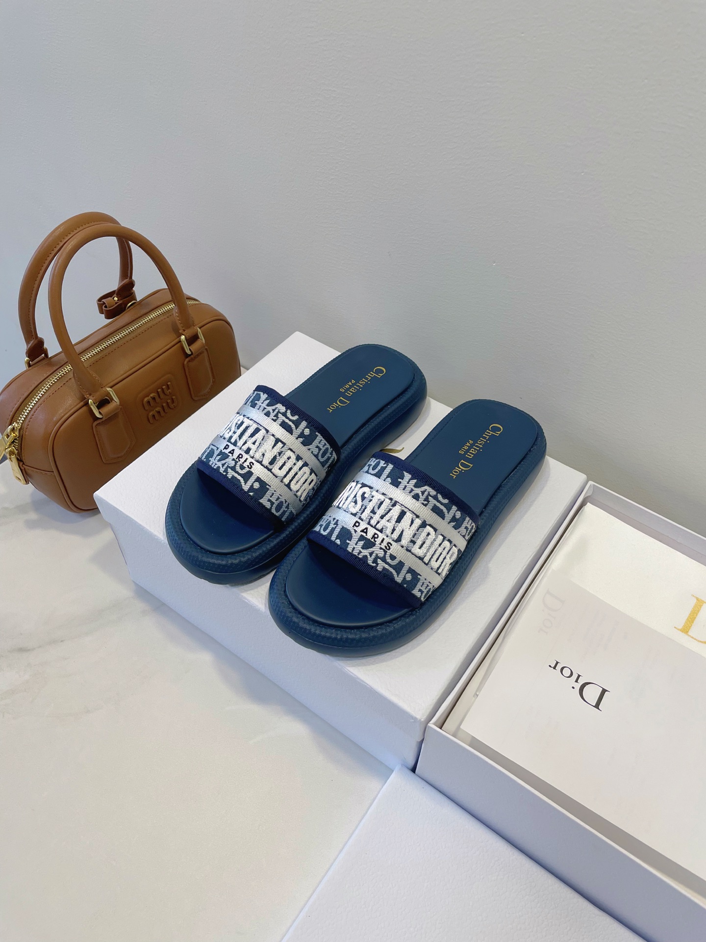 NO:560022,Dior Fall25 | It wouldn’t be summer without sandals, the colors are so beautiful, just close your eyes and rush~ Evolution cloud-like slippers> Super soft, super comfortable, light and thick sole design!  Size 35-40 original box packaging accessories, slippers, dior, sandals, slippers19860909Dior Fall25 | 无凉鞋不夏天,配色很好看哦闭眼冲啊～ Evolution 云朵感拖鞋>巨软、巨舒适,轻盈厚底设计！ Size 35-40 原盒包装配件,拖鞋,dior,sandals,slippers,Women's Shoes