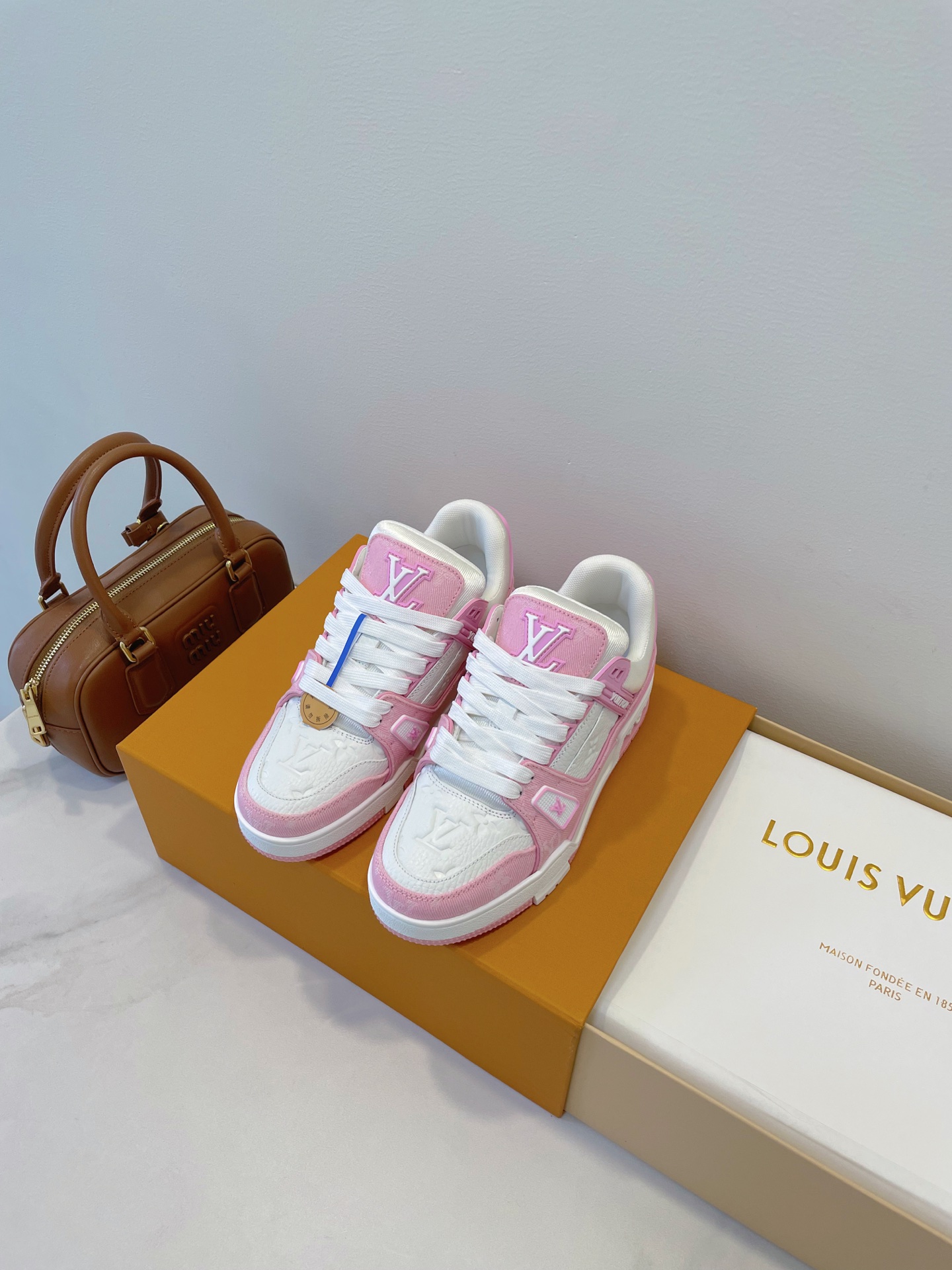 NO:424784,The LV versatile and beautiful Trainer is here~ The real thing is so beautiful!  Today I am sharing the new season of Trainer single product series recently launched. This time, it comes with olive green and brown, providing more choices for summer commuting outfits. The Trainer series looks good at any combination!  Size 35-45 original box packaging accessories, casual shoes/sports shoes, louis vuitton, sneakers19860909LV 百搭耐看又板儿正的 Trainer 来啦～实物美到爆炸！ 今天分享的是近期推出的新一季 Trainer 单品系列,这次带着橄榄绿和棕色而来,为夏天的通勤穿搭提供了更多的选择,Trainer的系列随便搭配都好看！ Size 35-45 原盒包装配件,休闲鞋/运动鞋,louis vuitton,sneakers,Women's Shoes