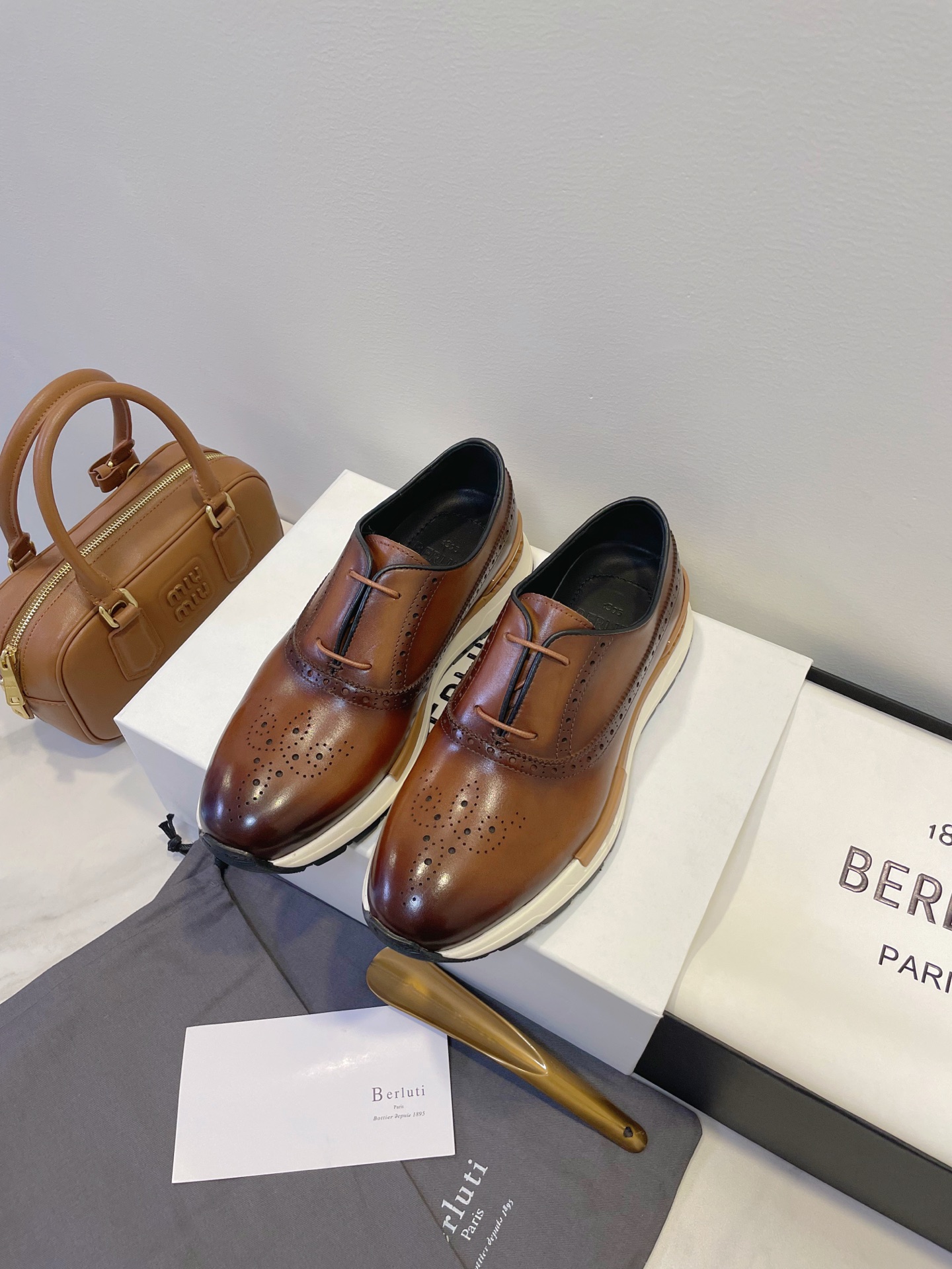 NO:424733,Men's shoes The luxury men's shoes ceiling from Paris BERLUTI, conquer global celebrities with a pair of shoes!  From Chaplin to modern superstars, even the founder of the old Qianfeng loves its handmade leather shoes!  Each pair is a work of art, and the moment you wear it, the aura is 2.8 meters!  Artistic life, life art, collision between things and things The combination of art and life, effortless gentlemanly, a new generation of Fast Track sneakers, exquisite and durable, and super texture!  Size 39-45 original box packaging accessories, loafers, loafers, sneakers19860909男仕鞋履 来自巴黎的顶奢男鞋天花板 BERLUTI ,用一双鞋征服全球名流！从卓别林到现代巨星,连老钱风鼻祖都爱它家手工皮鞋！每一双都是艺术品,穿上瞬间气场2米8！ 艺术的生活,生活的艺术,物与物的碰撞艺术与生活的结合,毫不费力的绅士感,全新一代 Fast Track 运动鞋,精致耐看,质感超赞！ Size 39-45 原盒包装配件,乐福鞋,loafers,sneakers,Women's Shoes