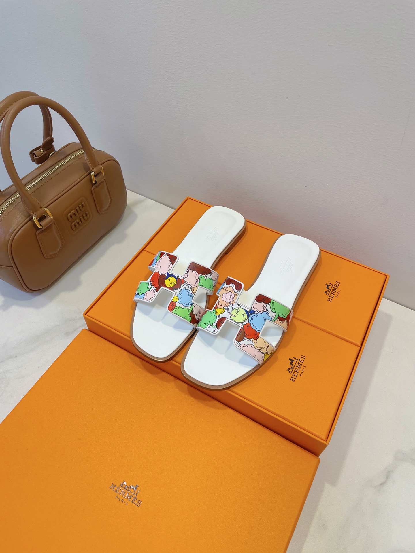 NO:449152,Exclusive hand-painted pure hand-painted Hermes Oran | Toe-high-end feel The existence of fashionable people's shoe cabinet Beautiful torture tools, windy when walking~ Exclusive double box packaging matching, slippers, hermes, hermes, slippers19860909独家手绘款纯手工手绘 Hermes 爱马仕 Oran | 足尖高级感 时髦人鞋柜里该有的存在 美丽刑具,走路都带风～ 独家双盒包装配套,拖鞋,hermes,hermes,slippers,Women's Shoes