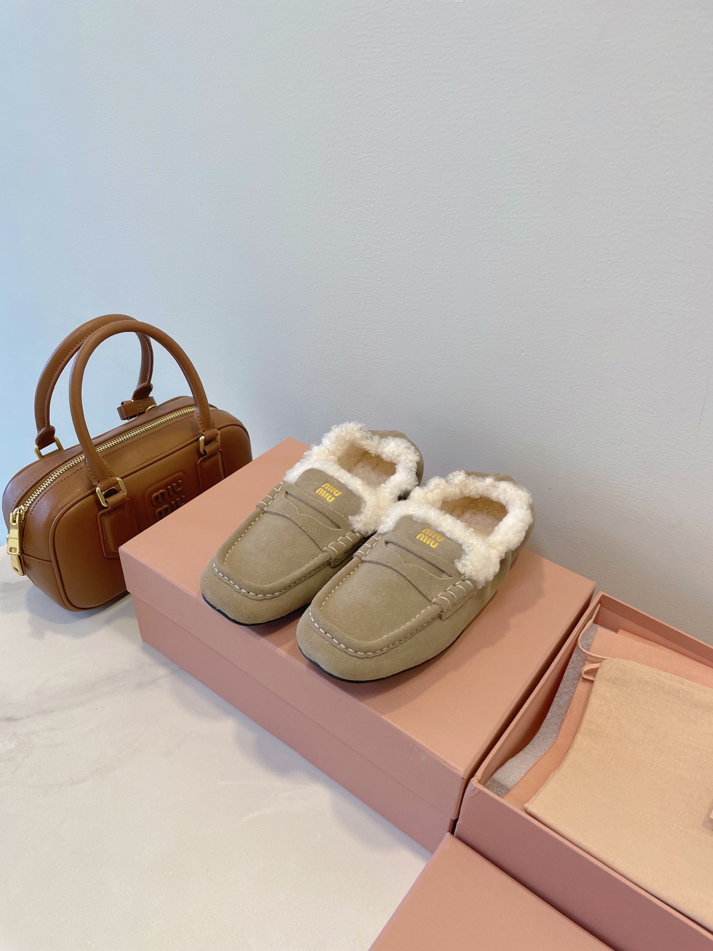 NO:449134,MiuMiu classic dancing shoes perfectly outlined lines, can't stand eating dirt, and you have to rush, go shopping and commuting all seasons. Imported Australian soft real wool material, abrasive rubber sole size 35-40 original box packaging accessories, fur shoes, miumiu19860909MiuMiu经典跳舞鞋 完美勾勒线条,受不了吃土也要冲,休闲逛街四季通勤 进口澳洲柔软真羊毛材质,磨具橡胶大底 size 35-40 原盒包装配件,毛毛鞋,miumiu,Women's Shoes